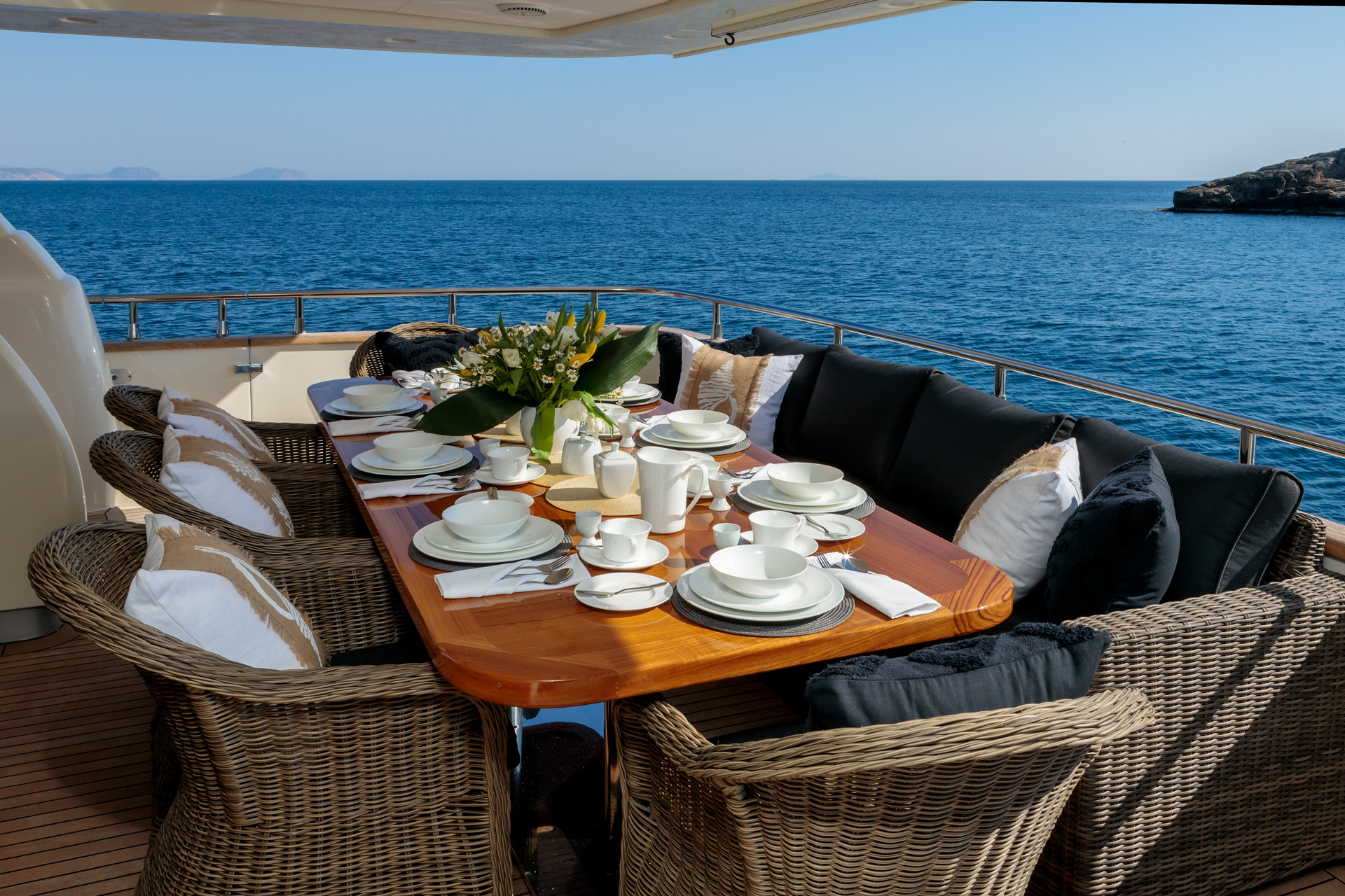 2.11 Main deck aft dining.jpg