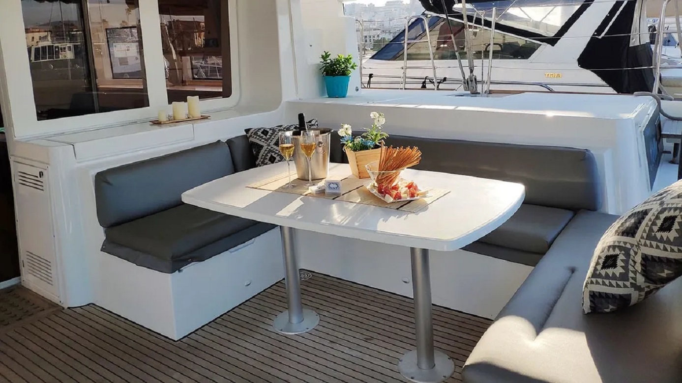 2.2 Aft cockpit dining.jpg
