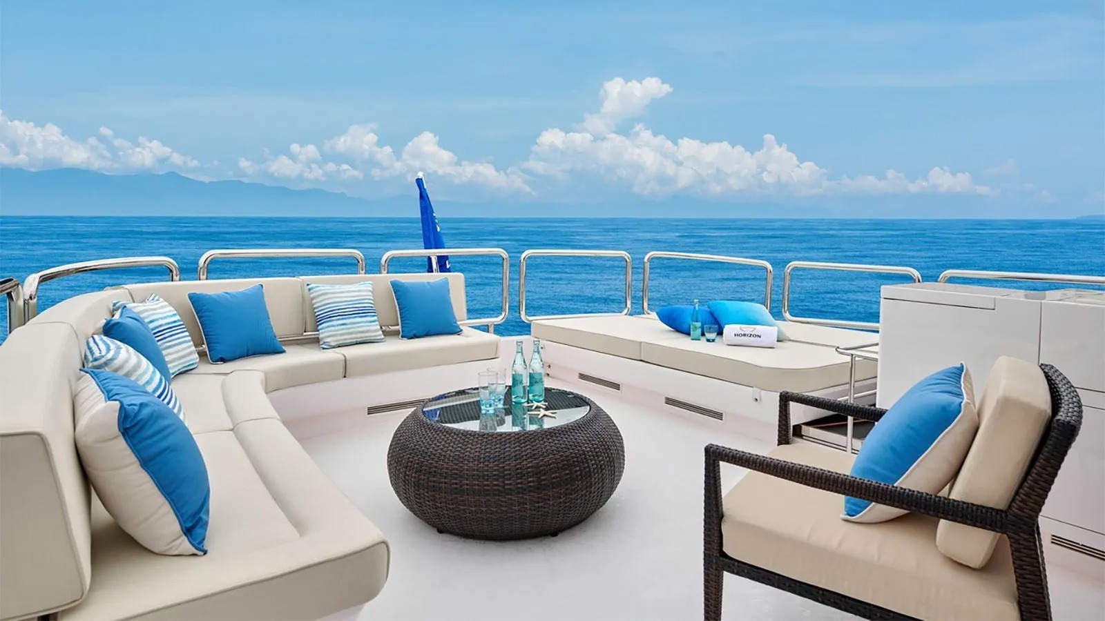 2.2 Comfortable flybridge.jpg