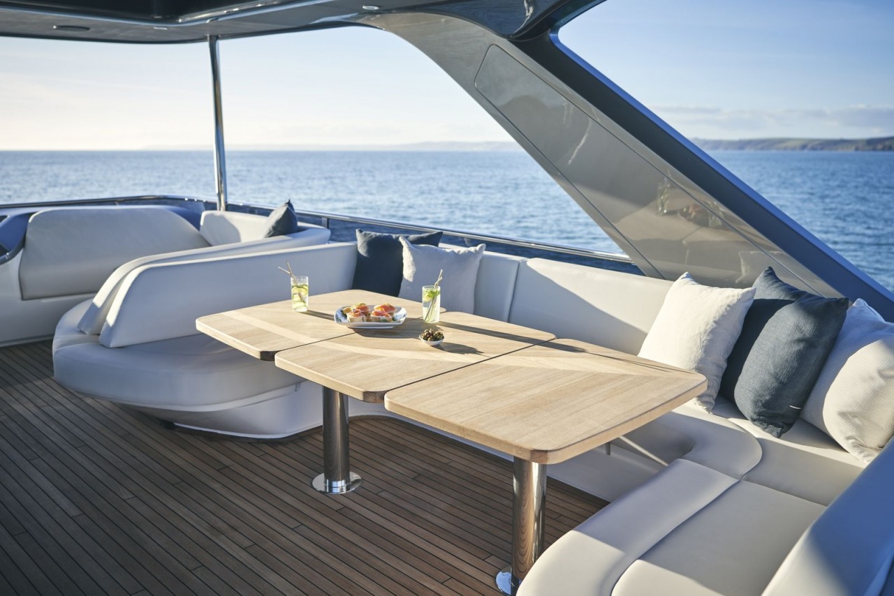 2.2 Flybridge dining.jpg