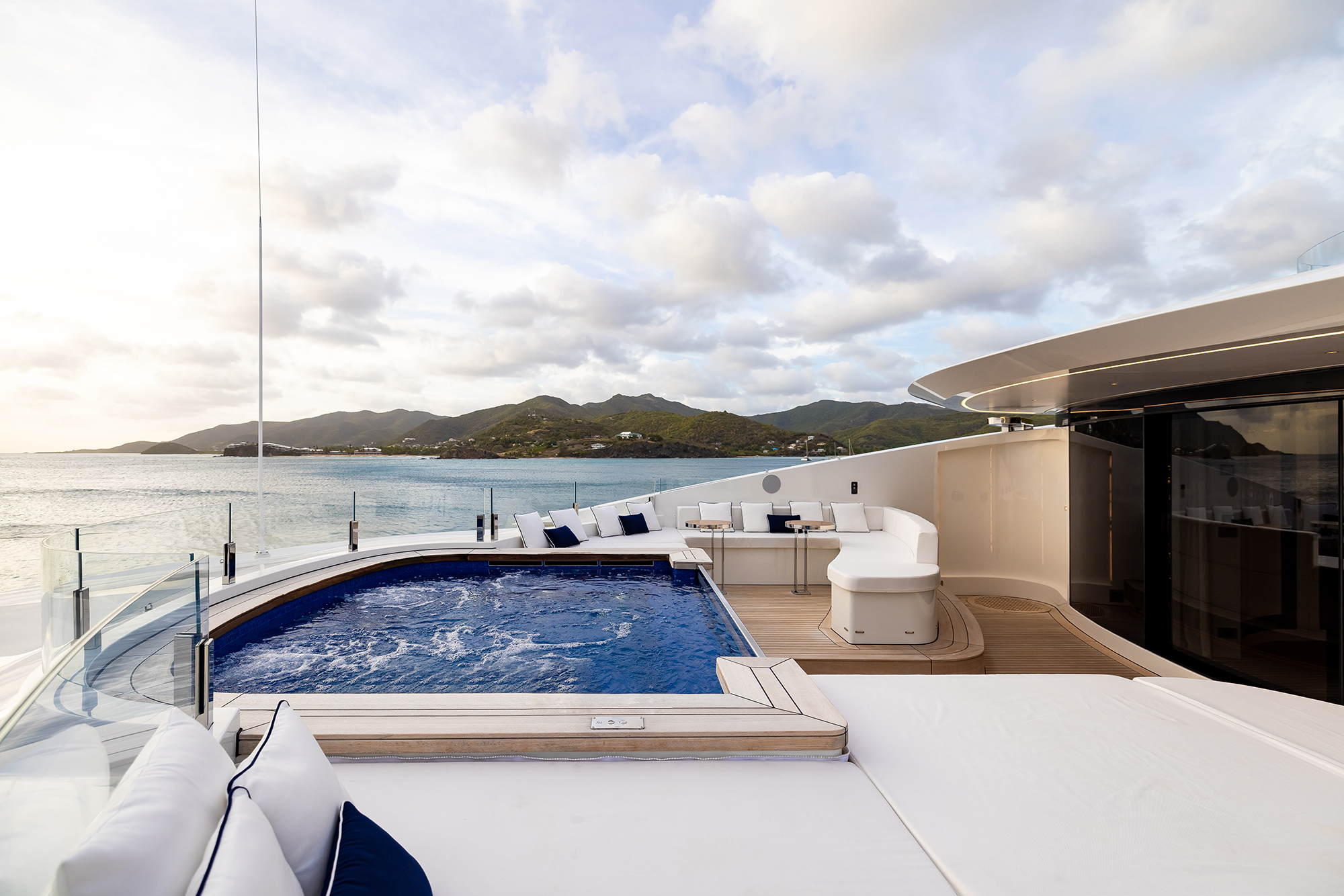 2.2 Forward sundeck with jacuzzi.jpg