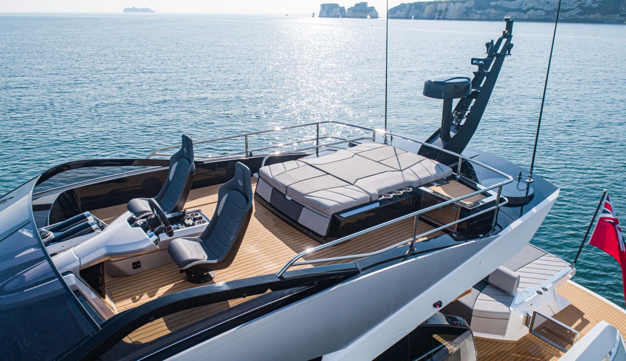 2.2 Low profile flybridge.jpg