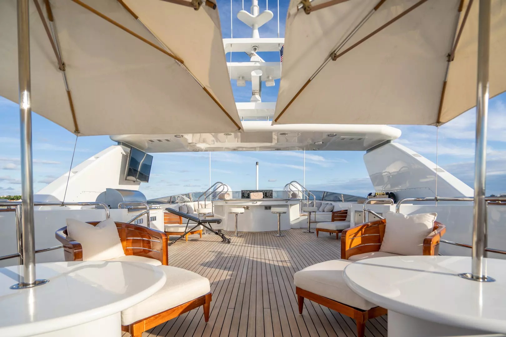 2.2 Spacious sun deck.jpg