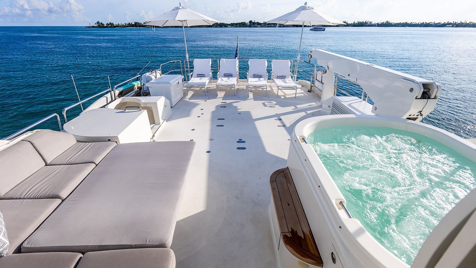 2.2 Sun loungers and jacuzzi on flybridge.jpg