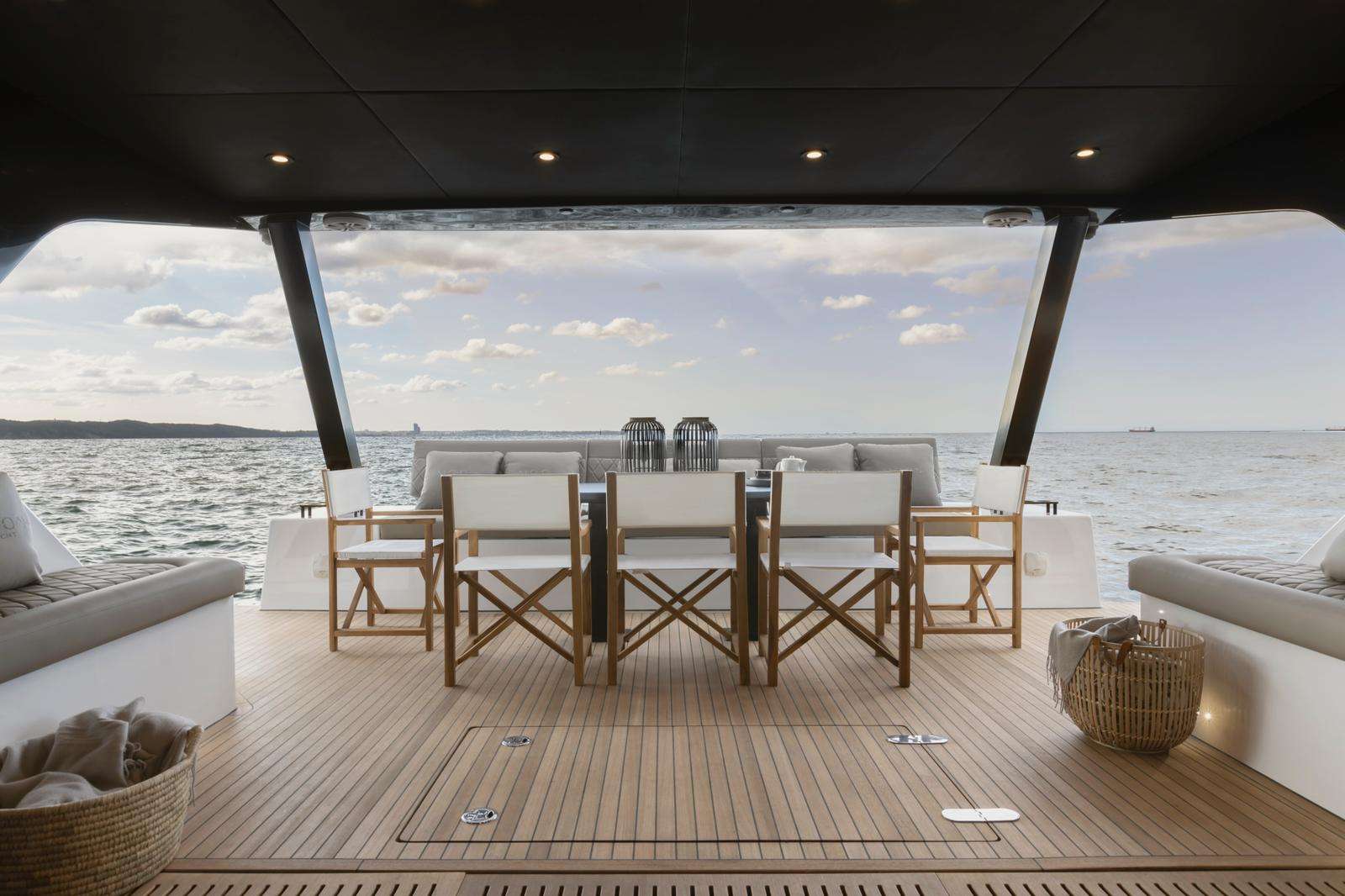 2.3 Cockpit al fresco dining.jpg