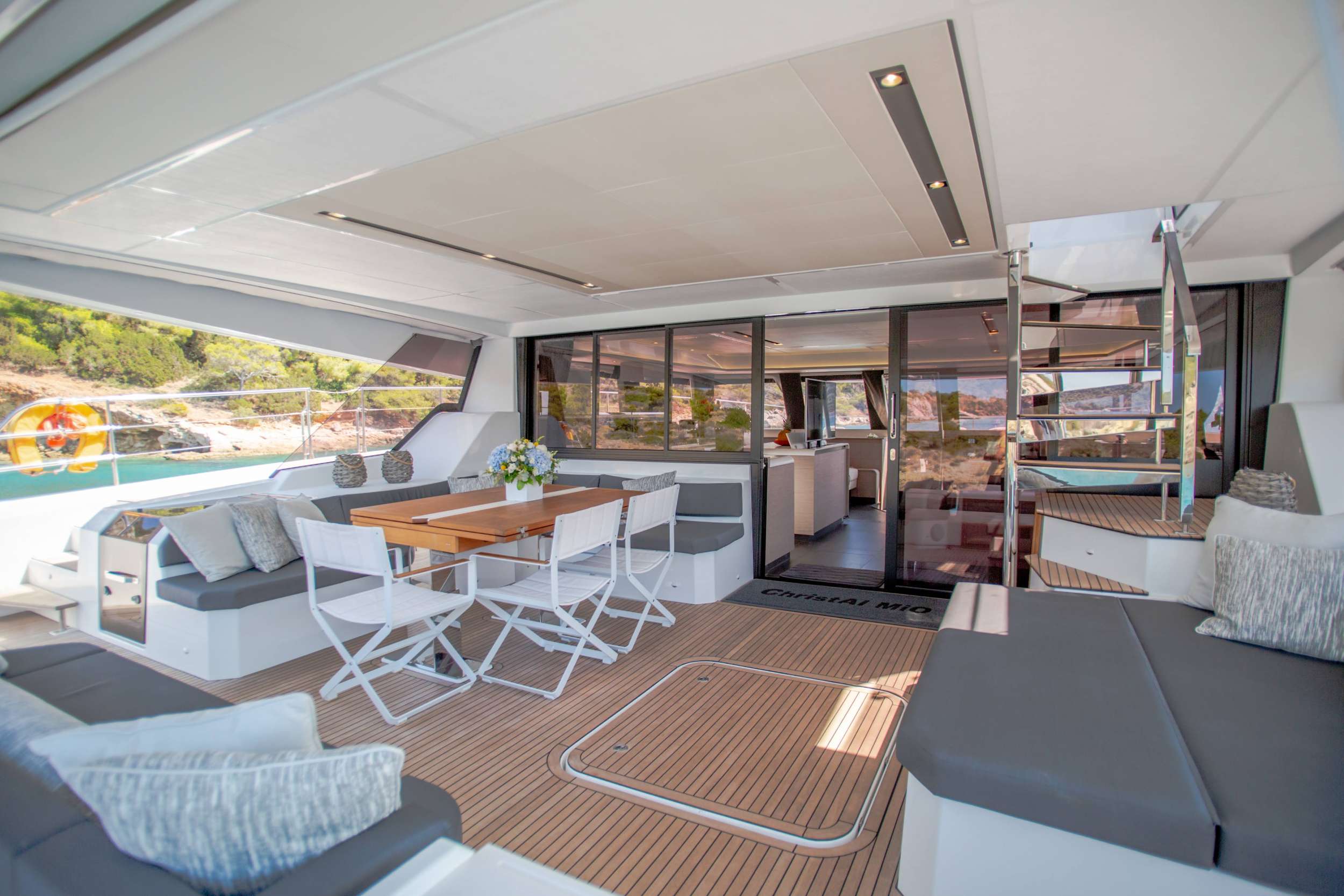 2.3 Cockpit dining and lounge.jpg