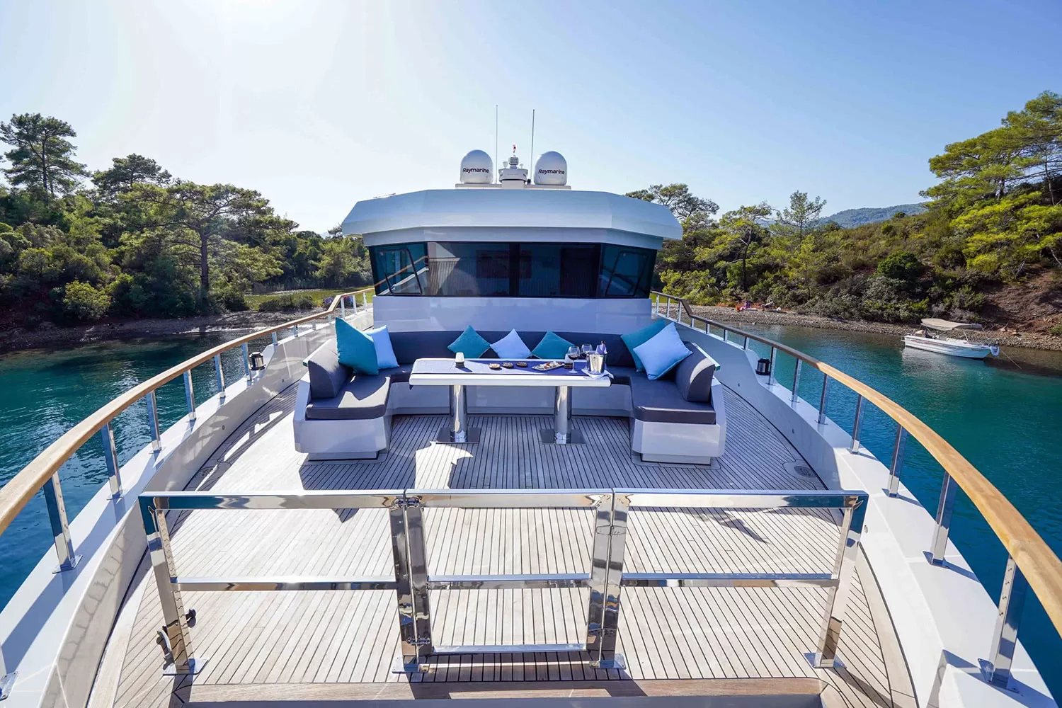 2.3 Foredeck lounge.png
