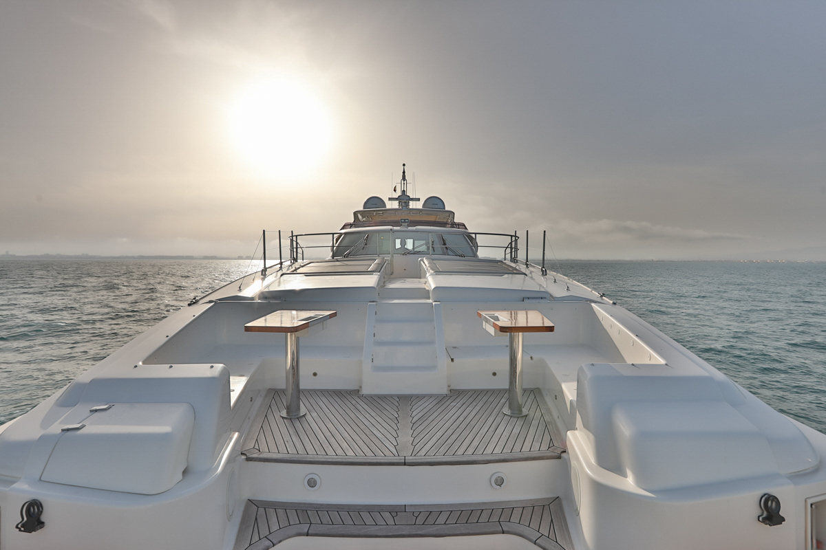 2.3 Huge foredeck.jpg