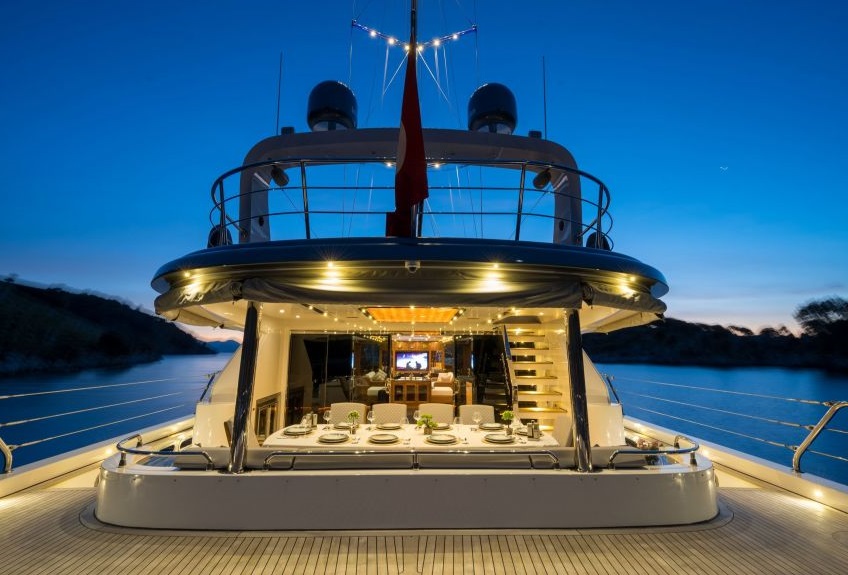 2.3 Main deck aft cockpit dining.jpg