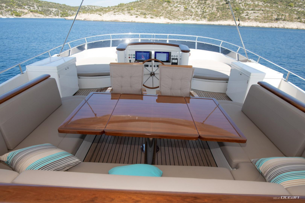 2.3 Sun deck dining.jpg