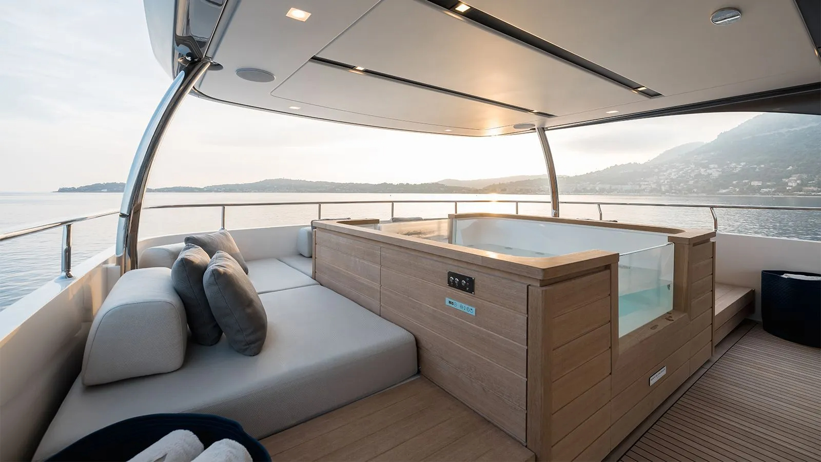 2.3 Sun deck jacuzzi.jpg