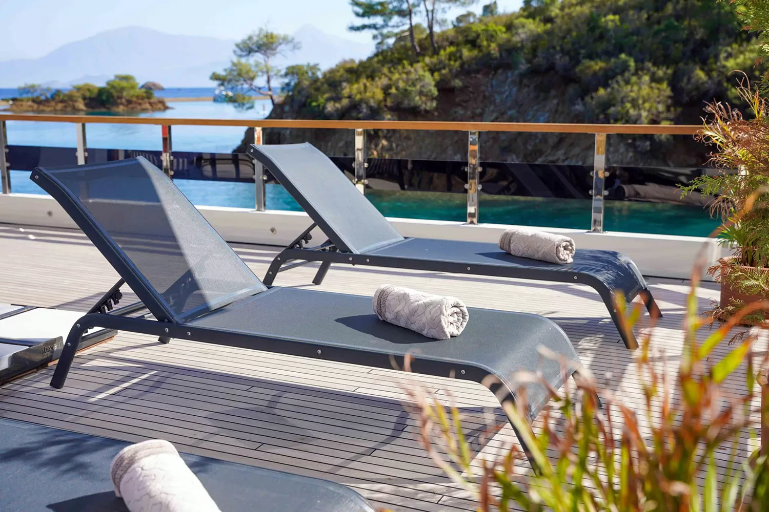 2.3 Upper deck Aft sun loungers.png