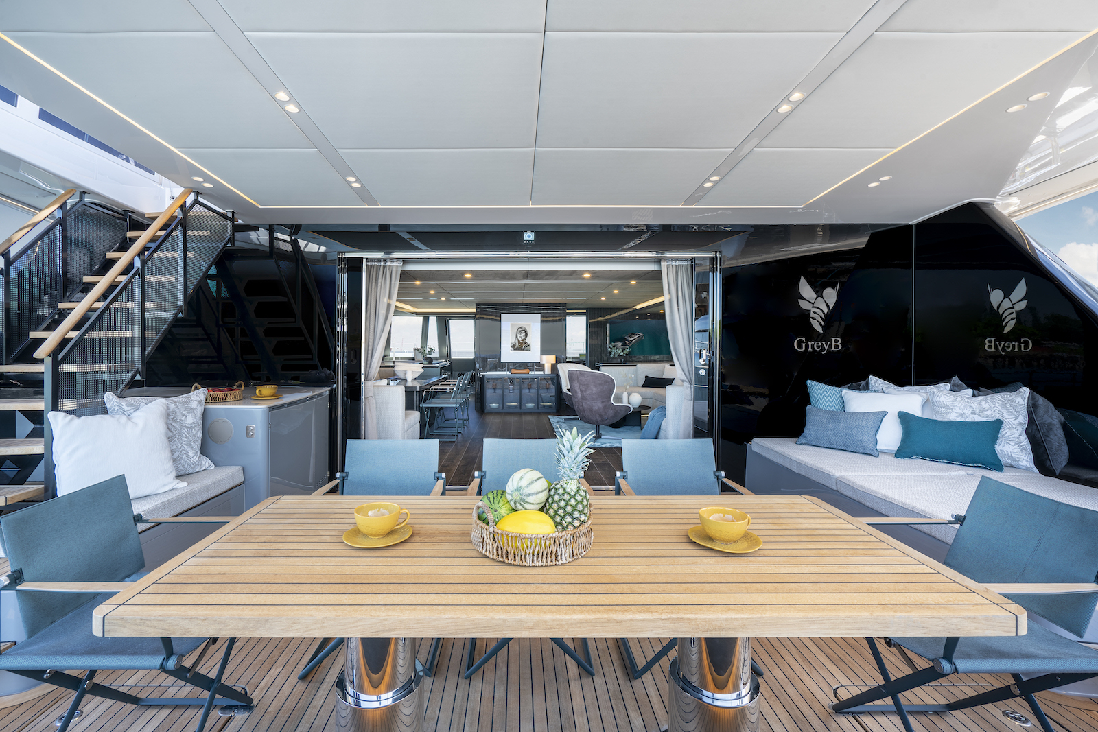 2.4 Aft deck dining views forward into the salon.jpg