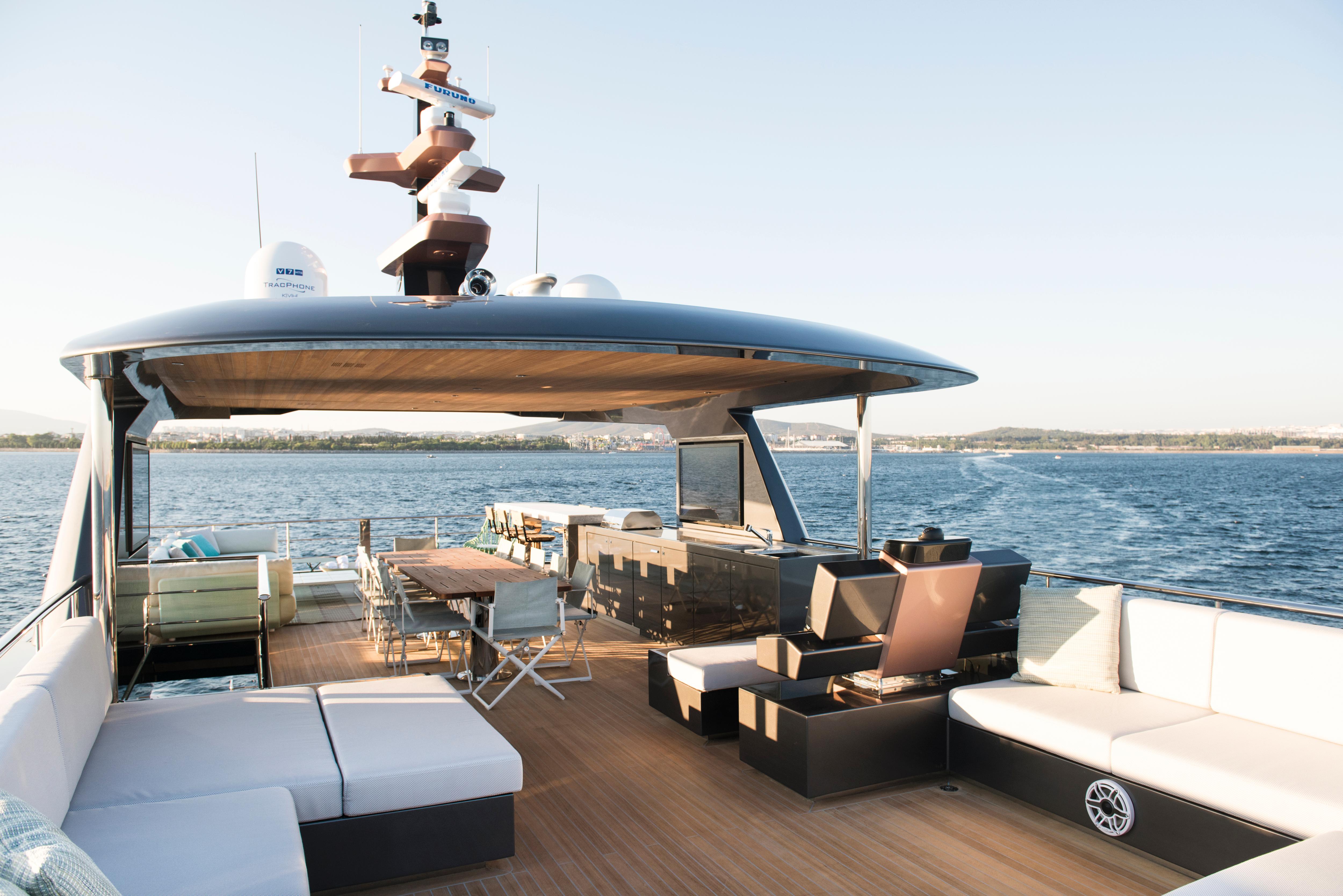 2.4 Amazing flybridge.jpg