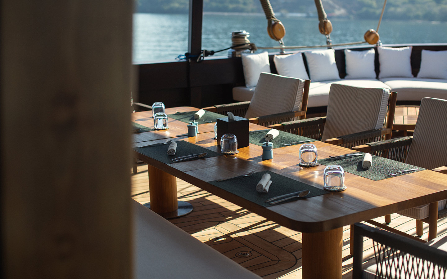 2.4 Deck dining.jpg