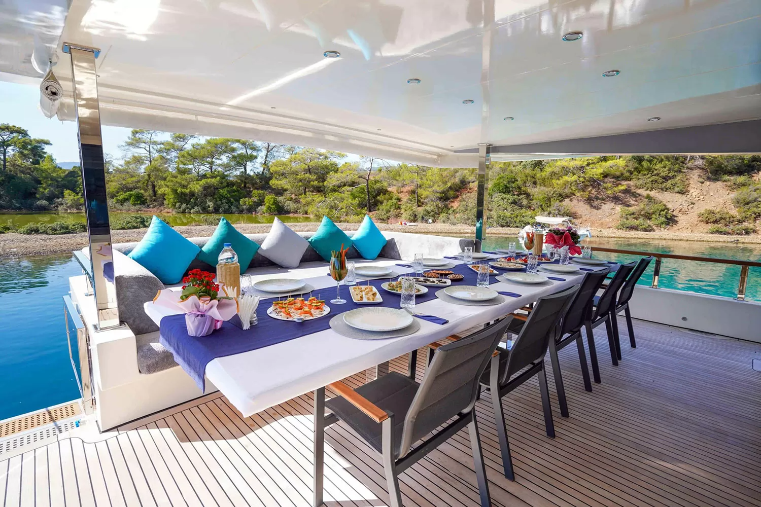 2.4 Main deck aft dining.png