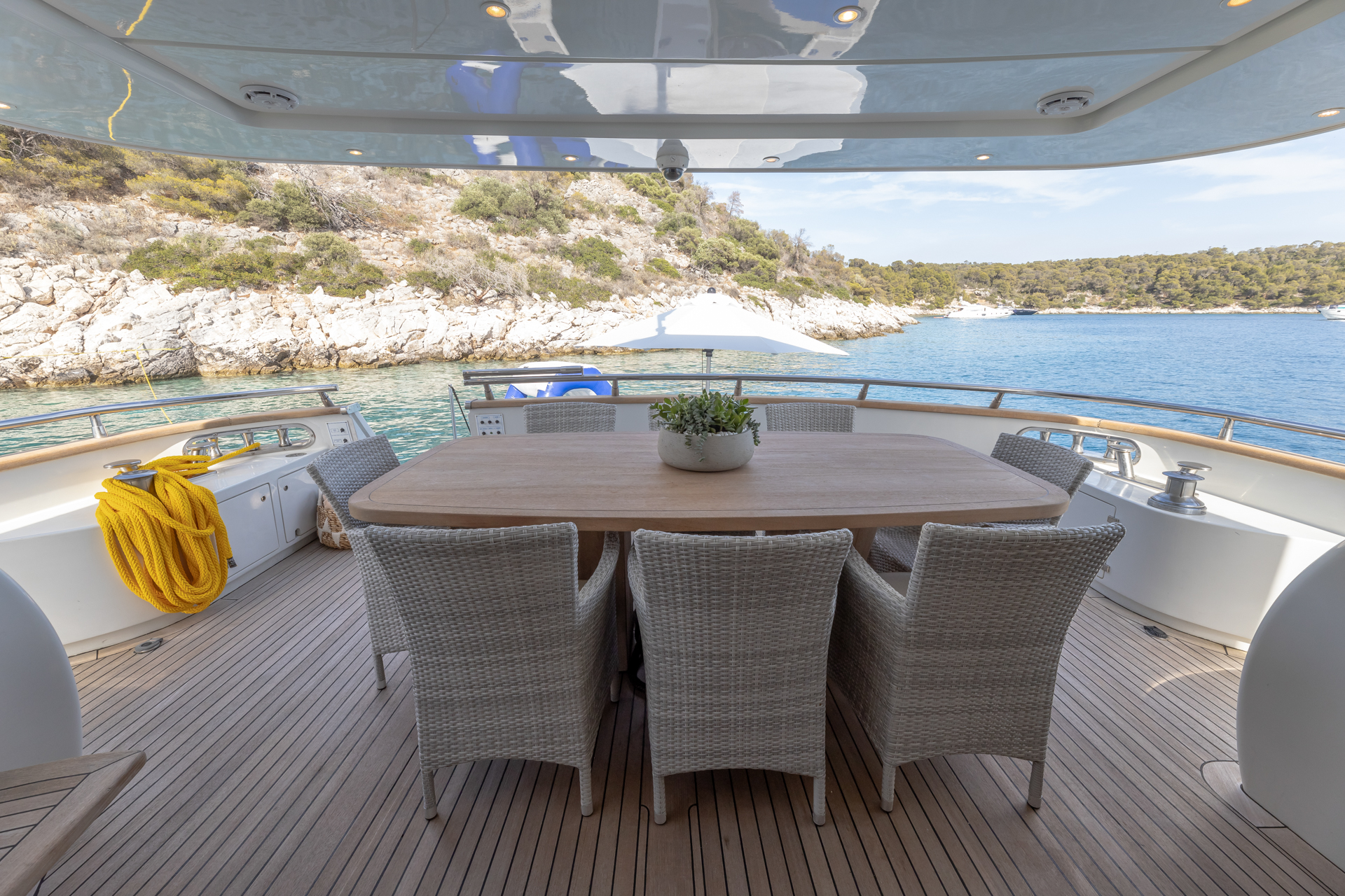 2.4 Main deck aft views to the stern.jpg