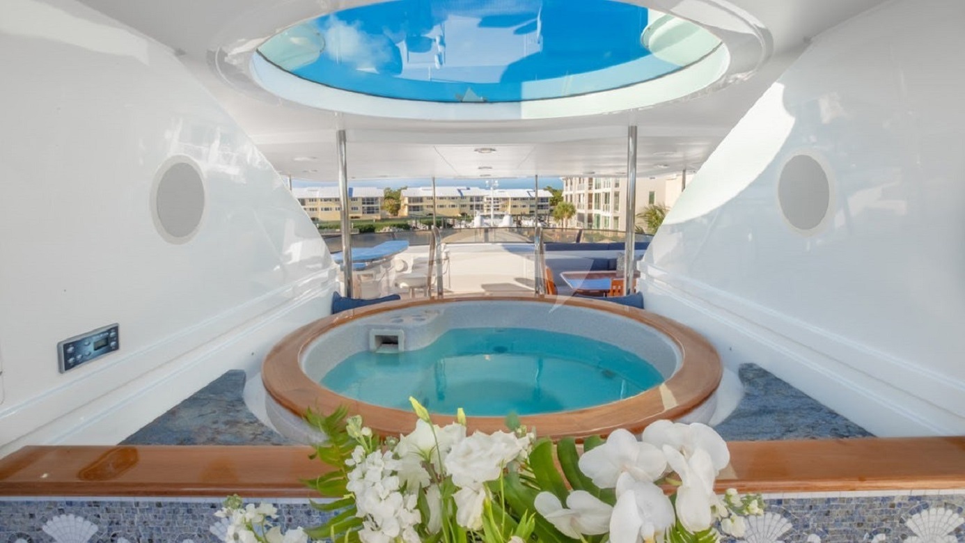 2.4 Sun deck jacuzzi.jpg