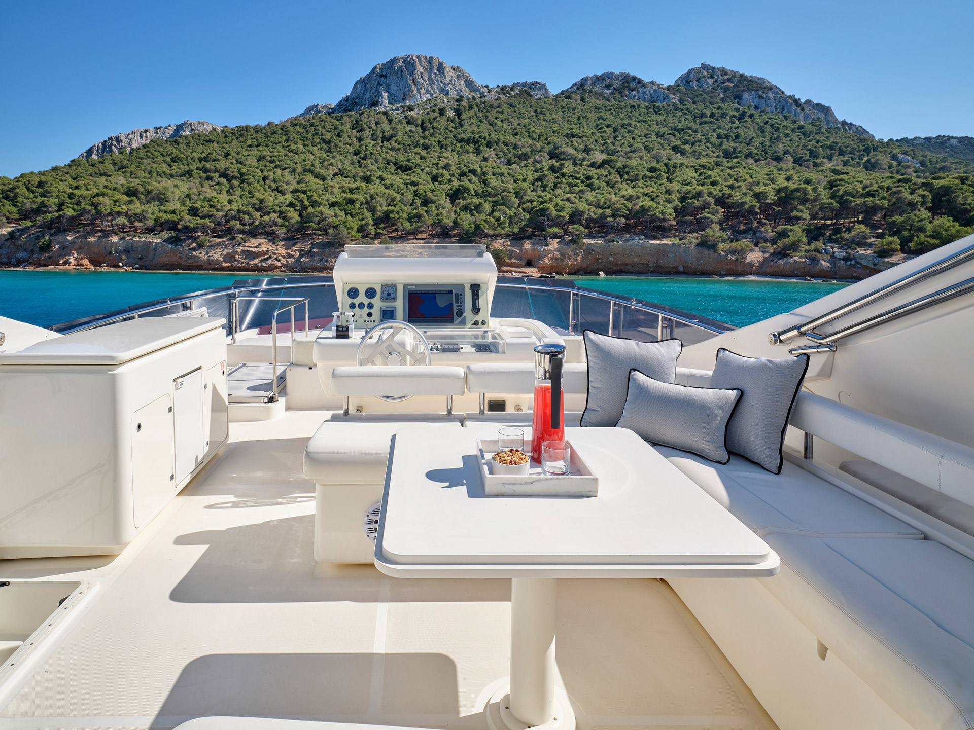 2.5 Flybridge dining.jpg