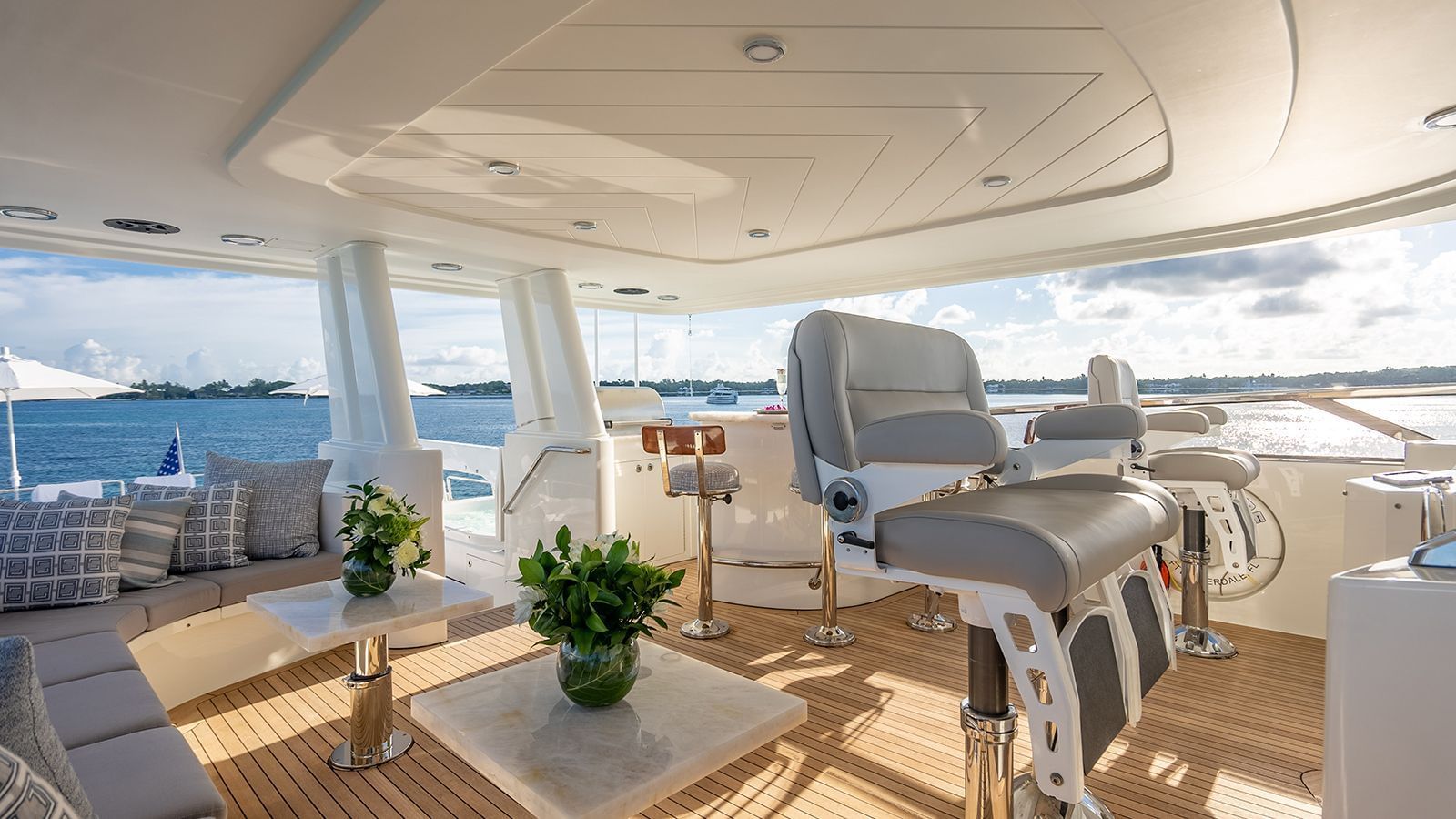 2.5 Flybridge helm station.jpg