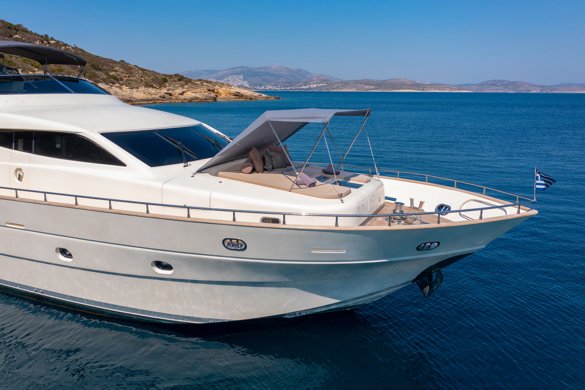 2.5 Foredeck with sun shade.jpg