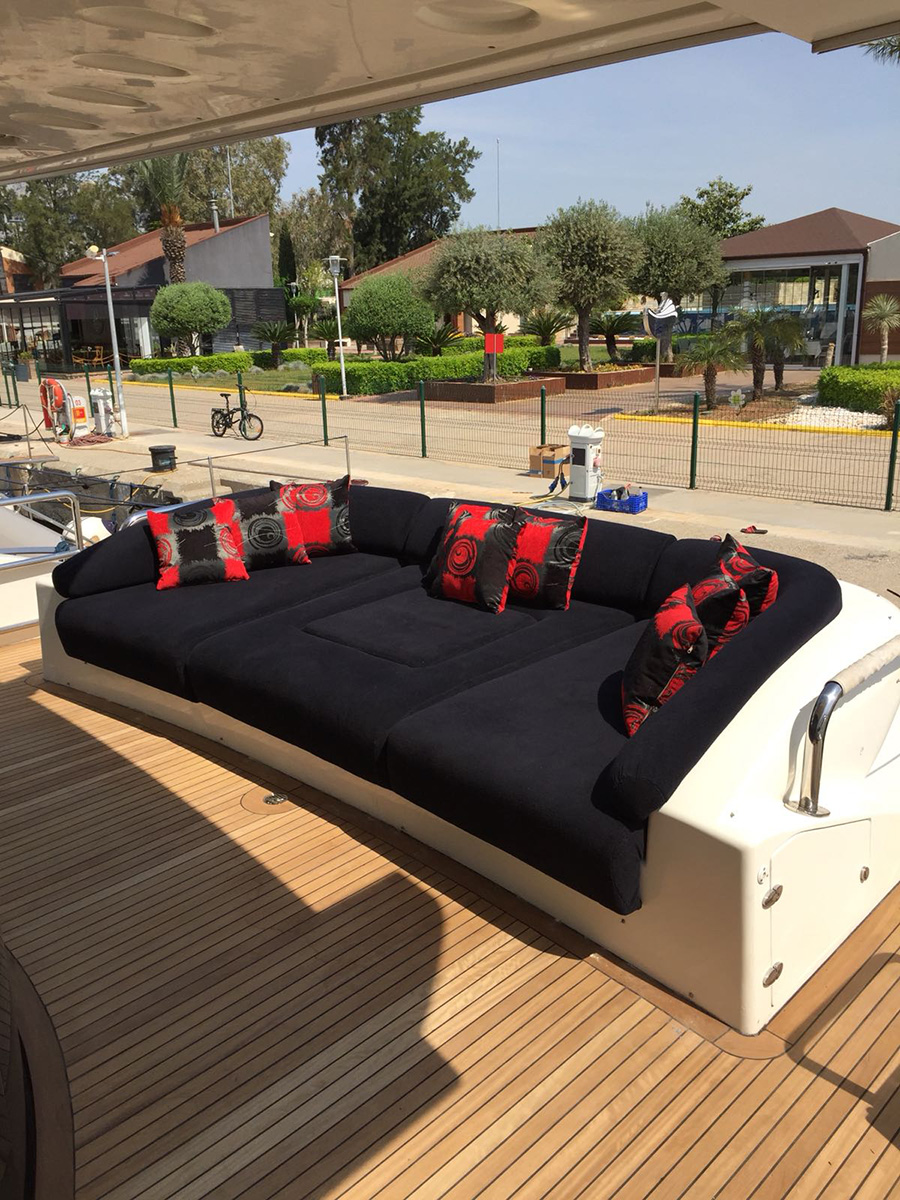 2.5 Generous aft deck lounge seating.jpg