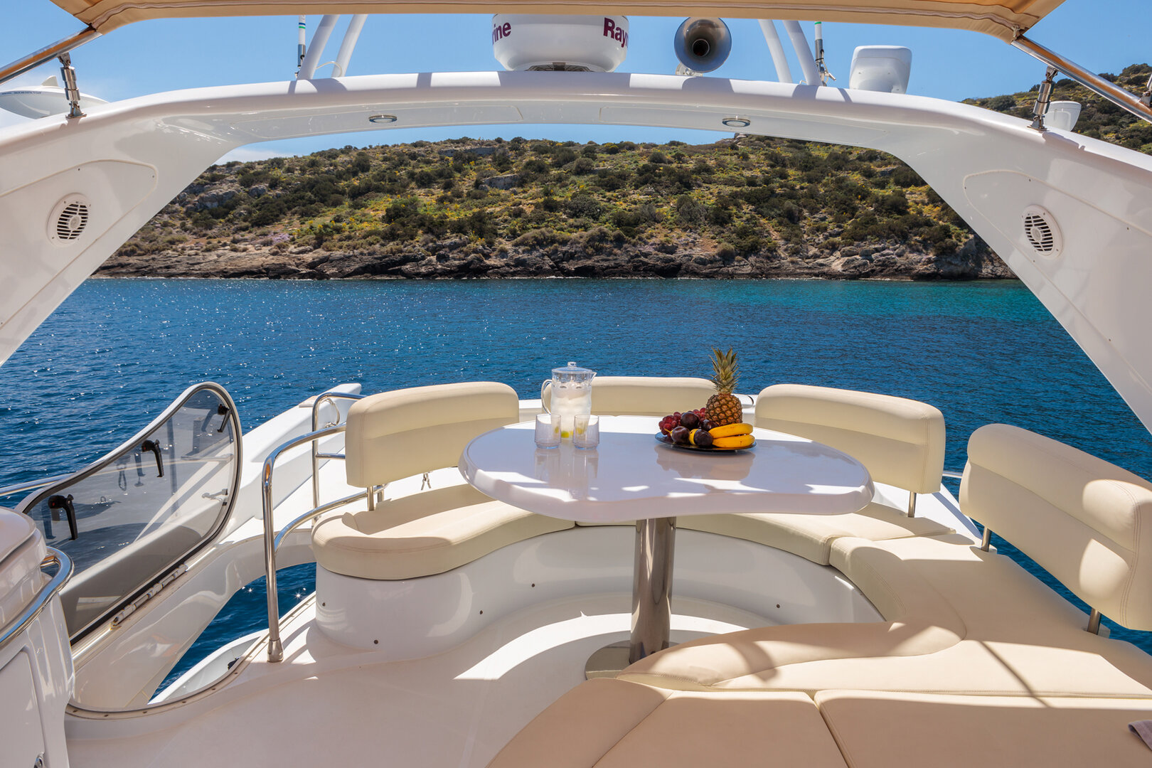 2.5 Relaxed dining on flybridge.jpg