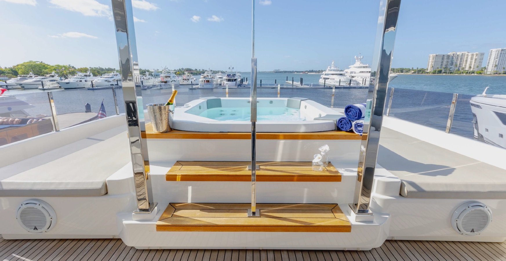 2.5. Sundeck jacuzzi.jpg