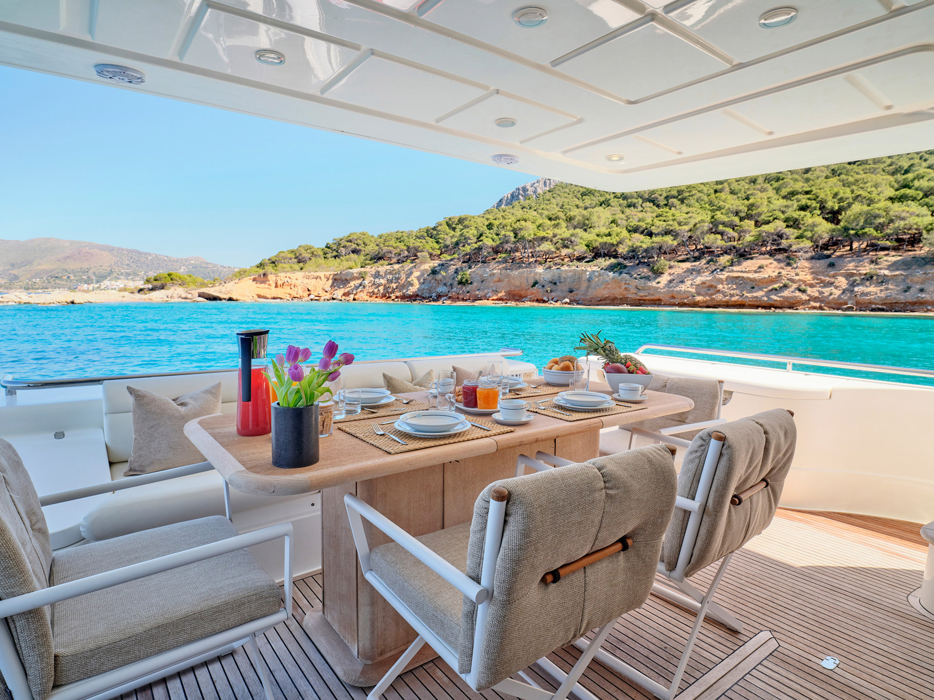 2.6 Aft deck dining.jpg