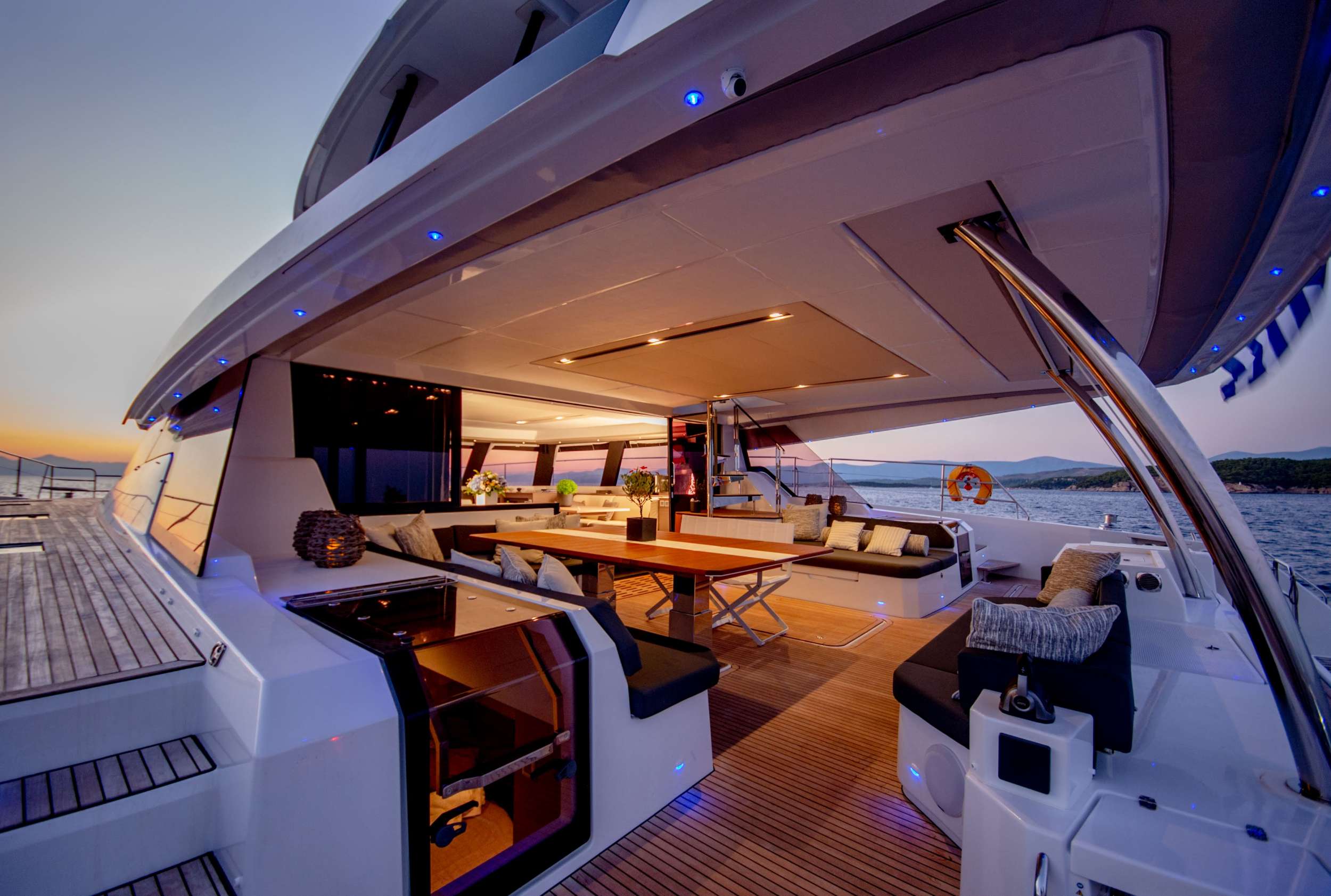2.6 Evening al fresco dining on the aft deck.jpg