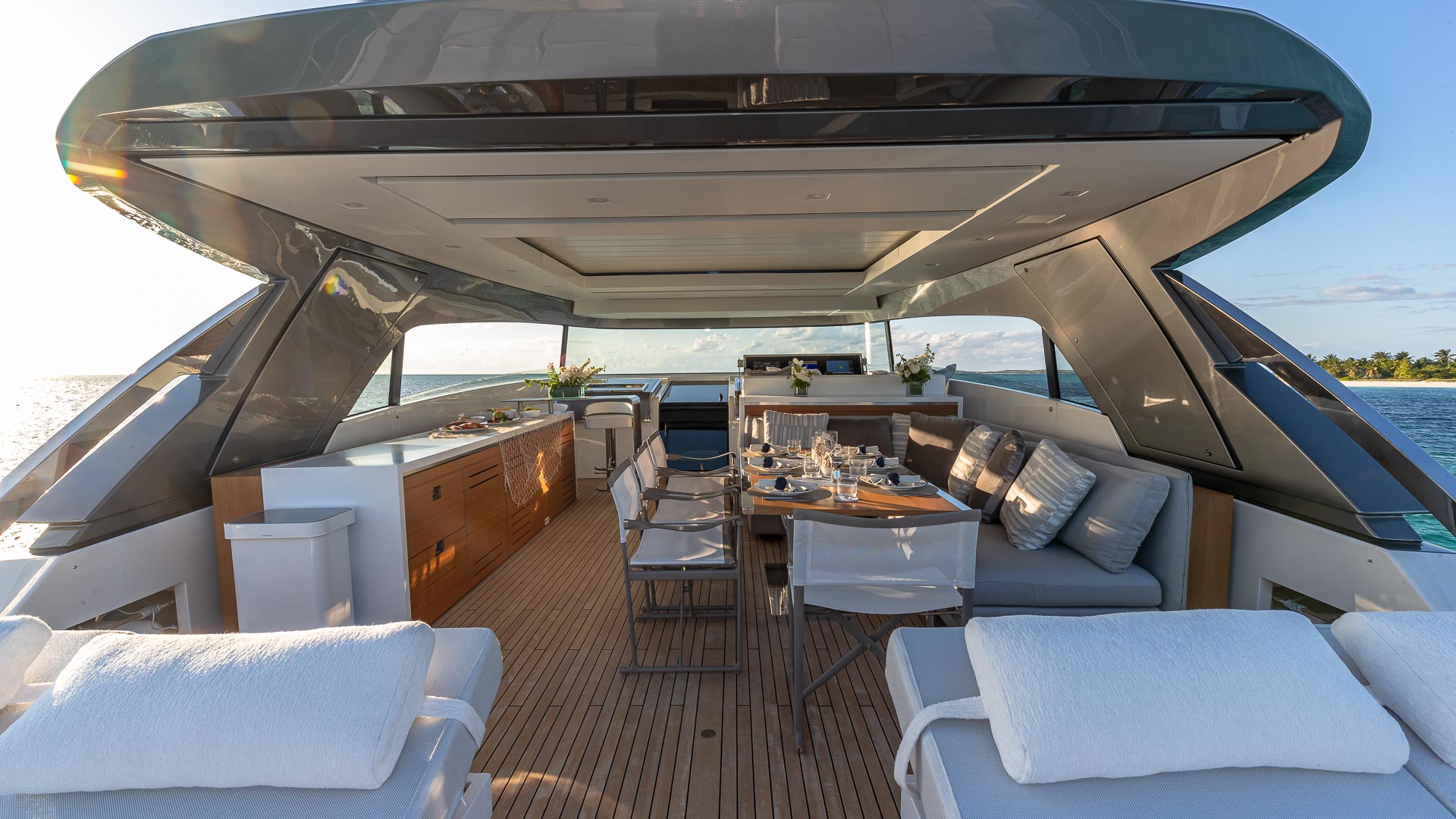 2.7 Luxury flybridge.jpg