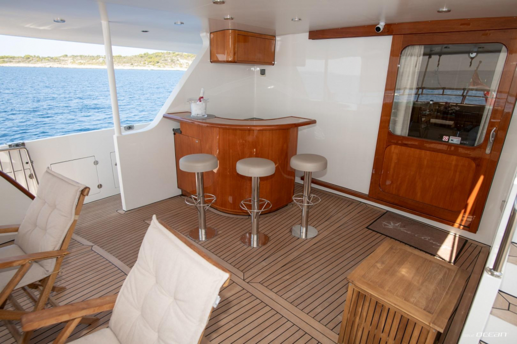 2.8 Aft deck bar.jpg