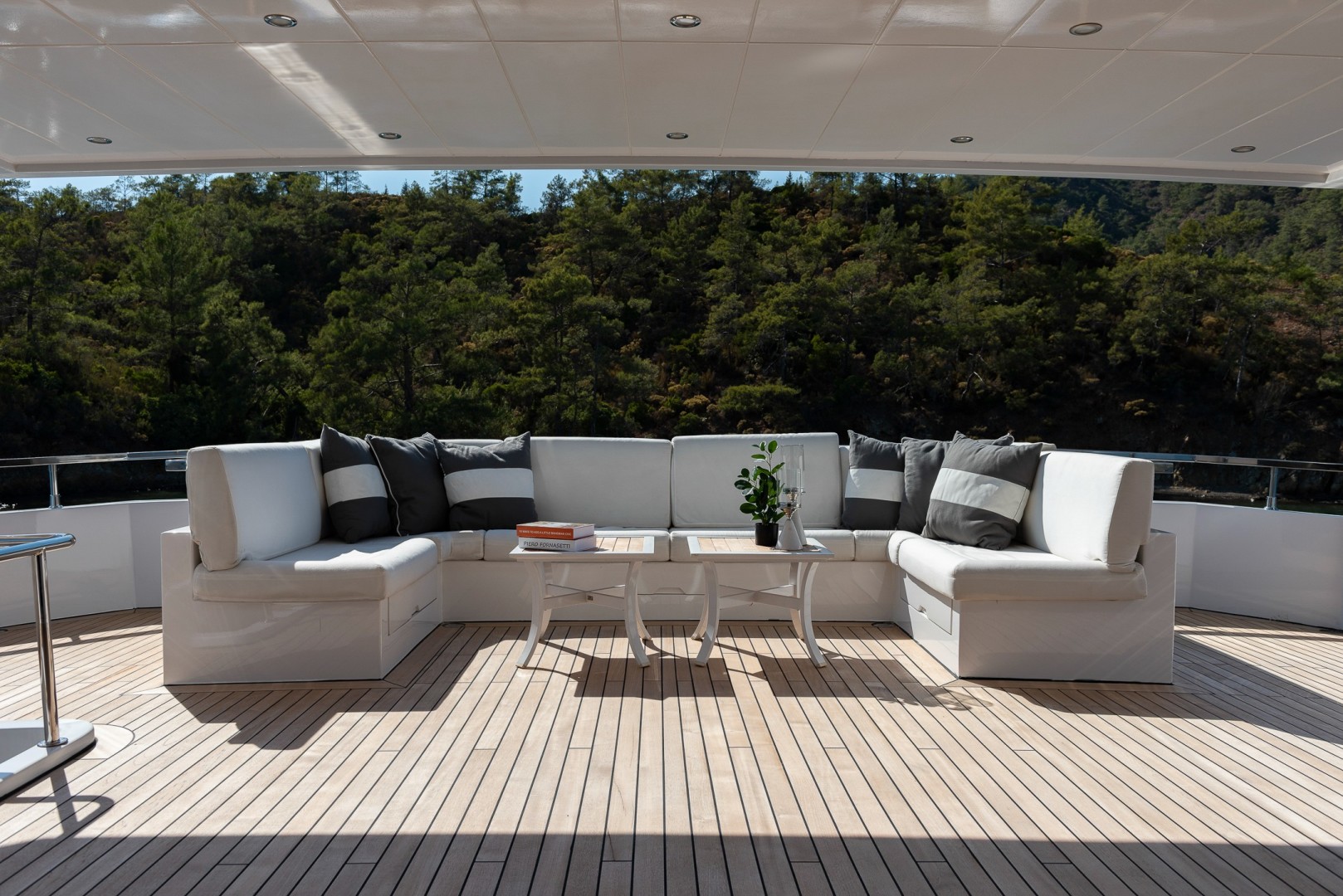 2.8 Semi private bridge deck aft.jpg