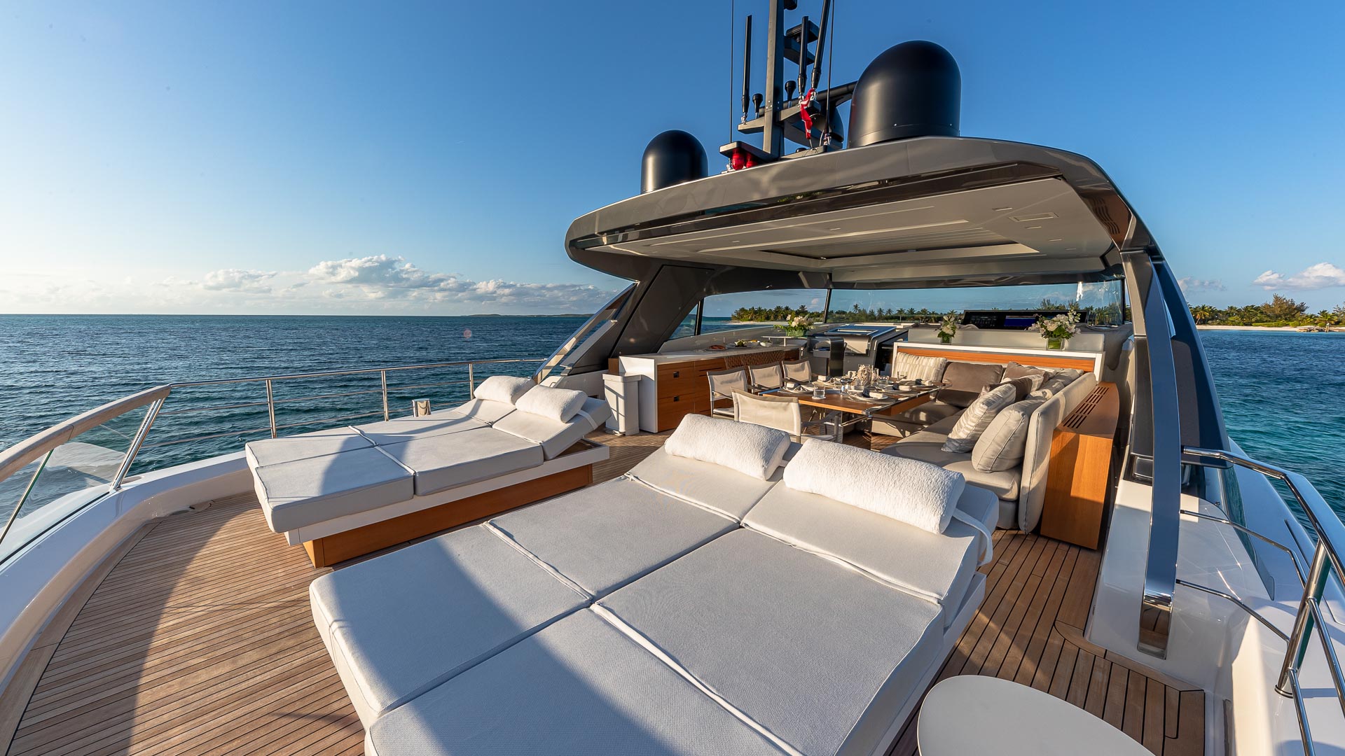 2.9 Flybridge sun loungers.jpg