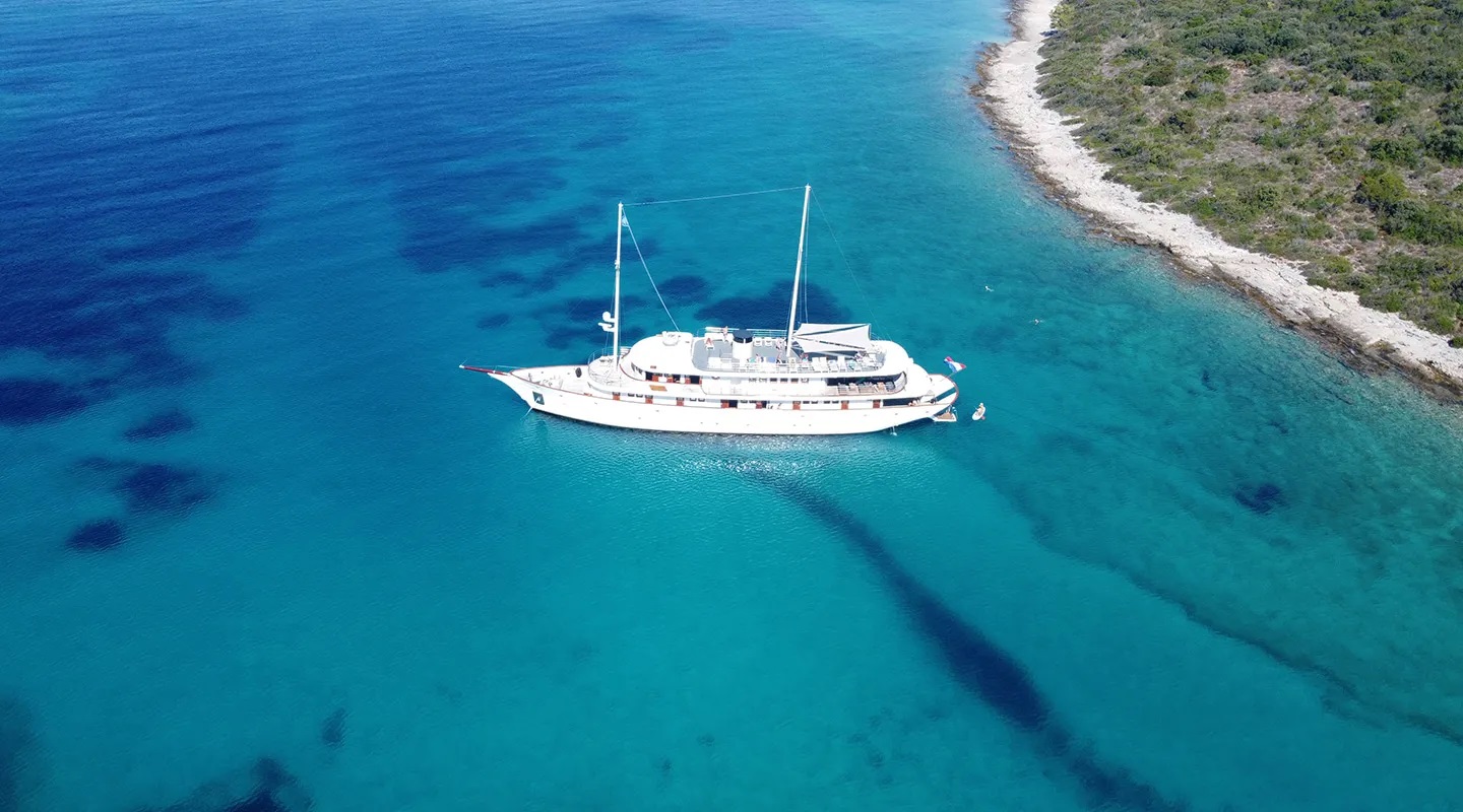 201 At anchor.jpg