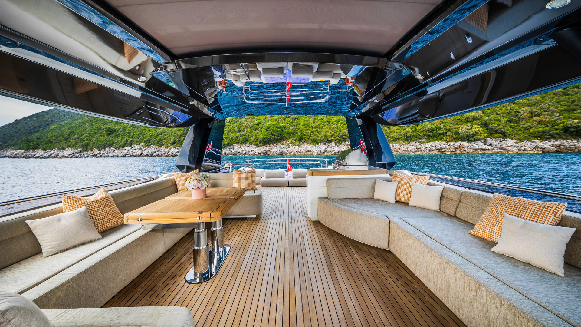 201 Flybridge dining and seating.jpg