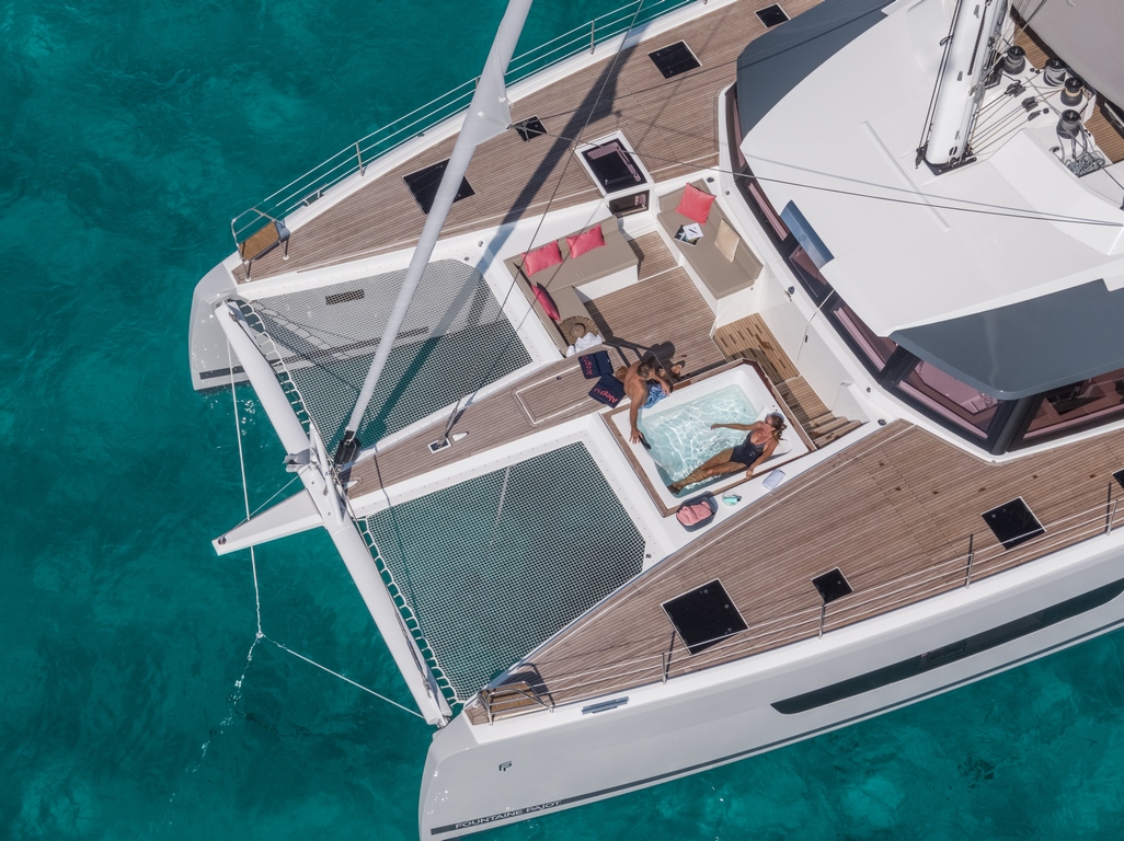 201 Foredeck with jacuzzi.jpg