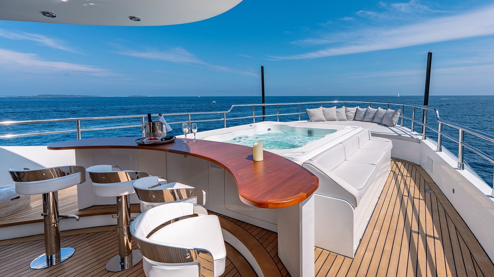 201 Jacuzzi and seating.jpg