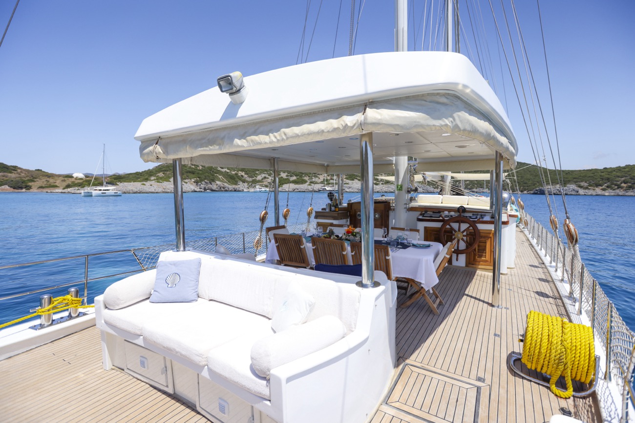 202 Aft deck dining and seating.jpg