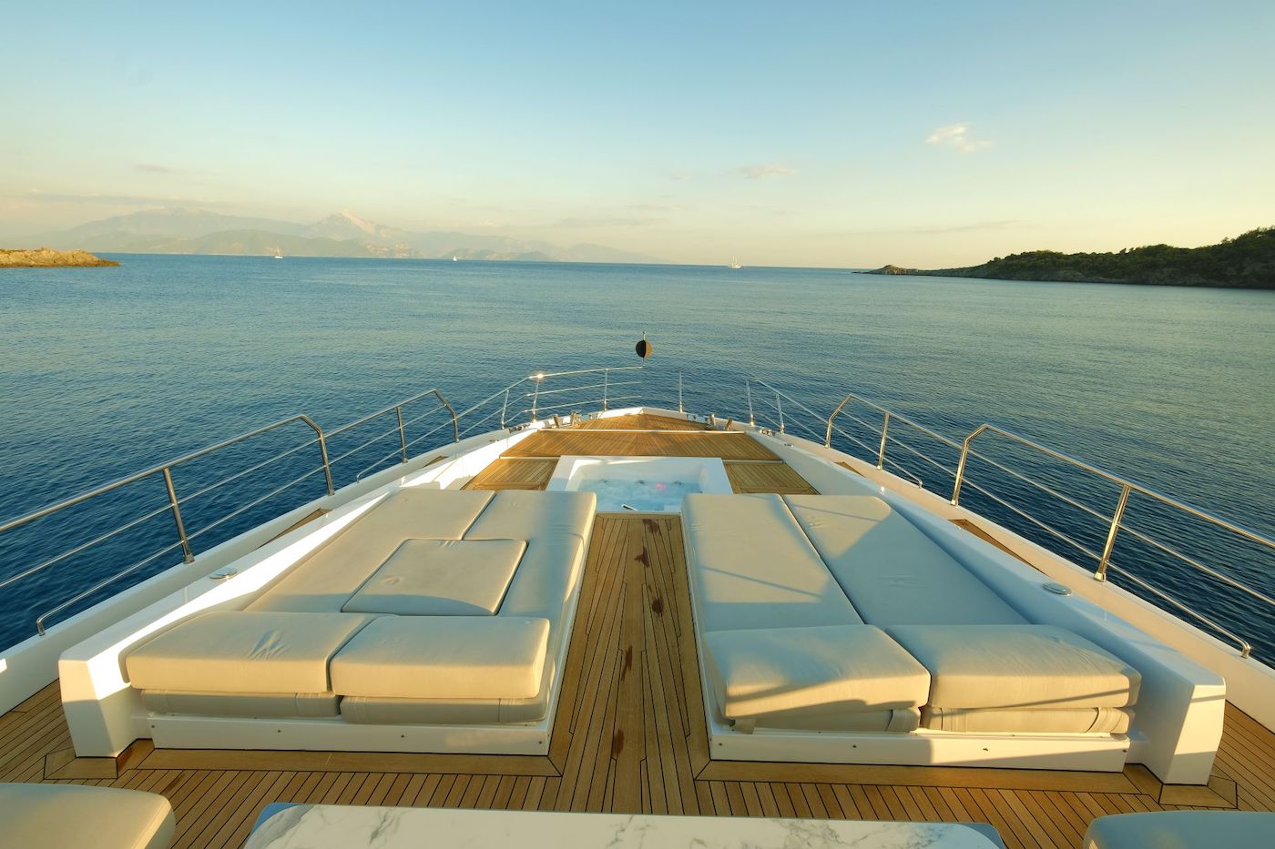 202 Bow lounge and jacuzzi.jpg
