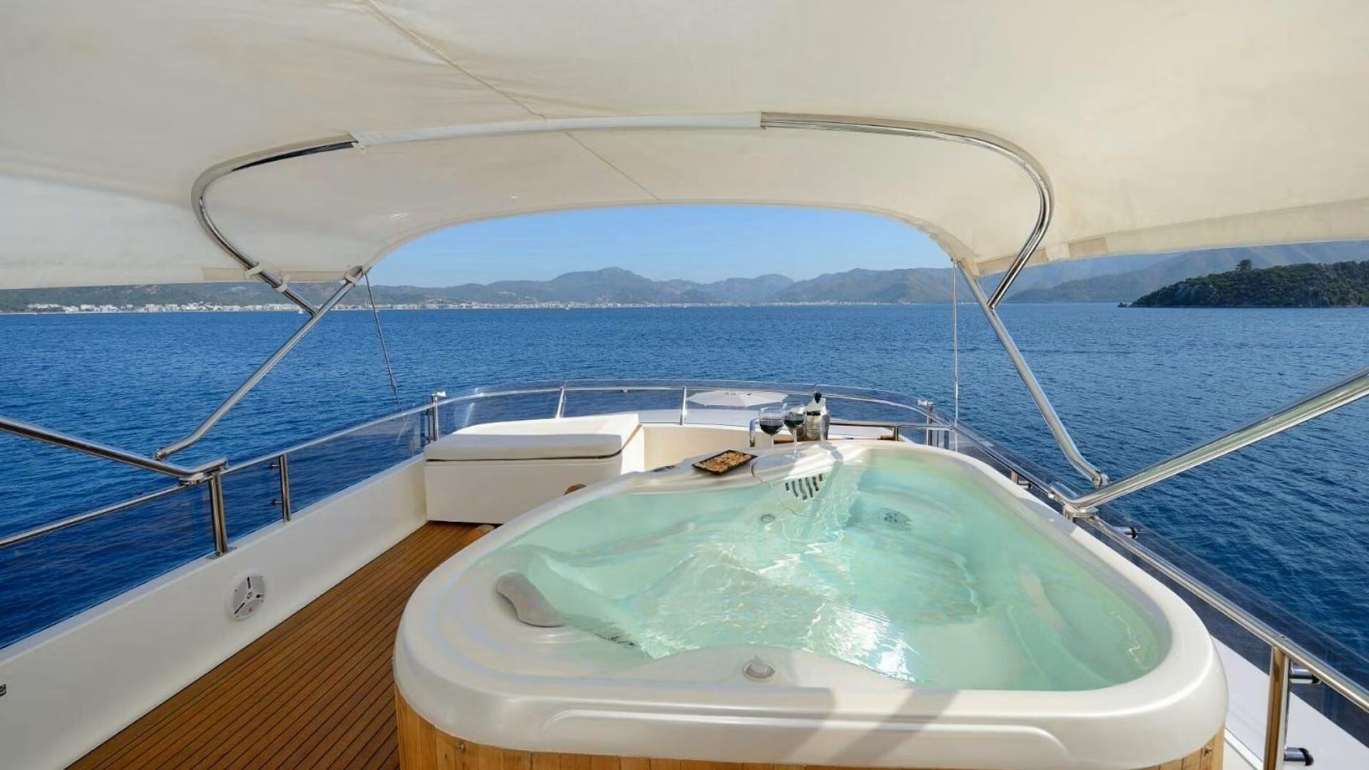 202 Deck jacuzzi.jpg