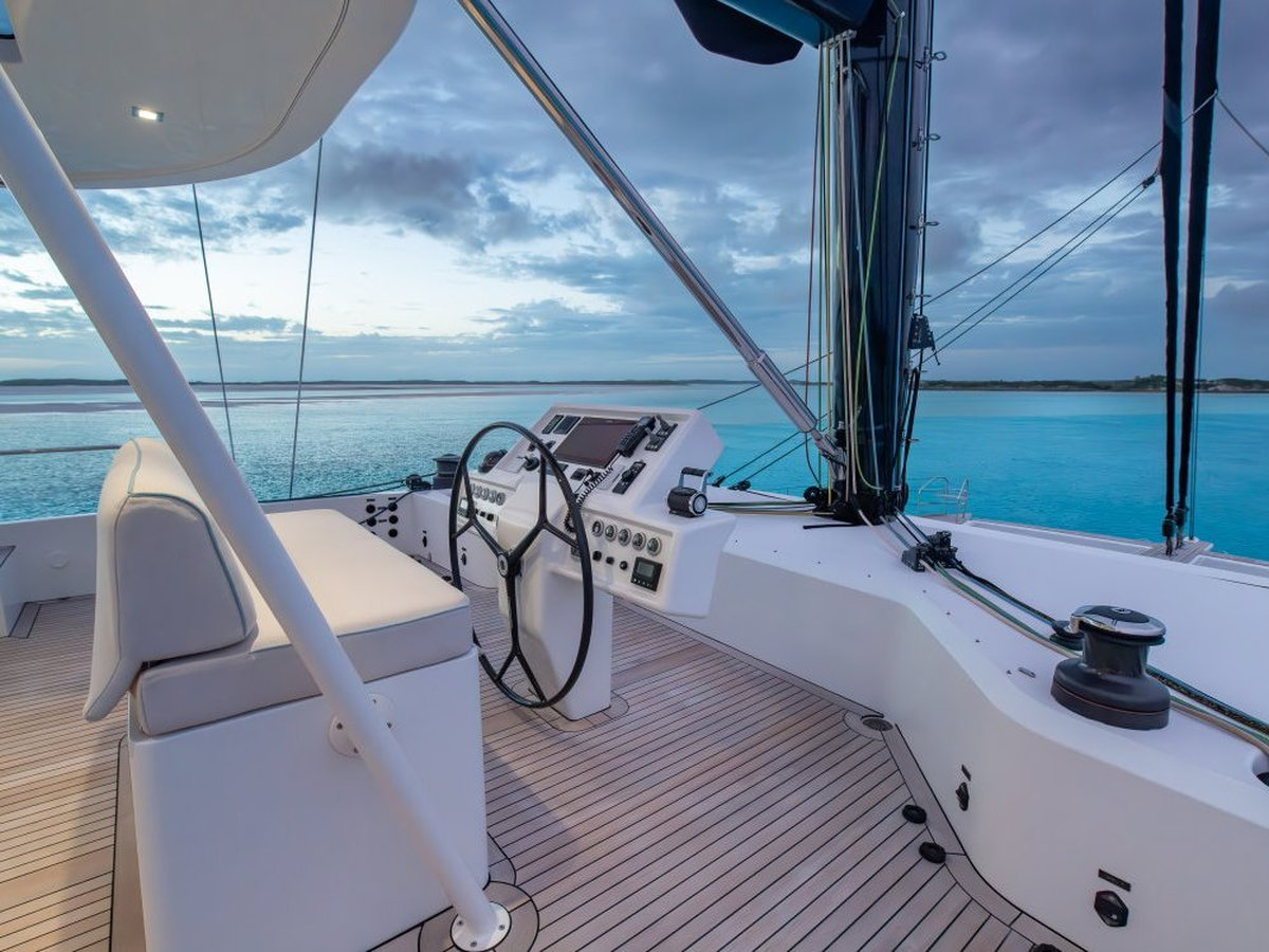 202 Flybridge helm.jpg
