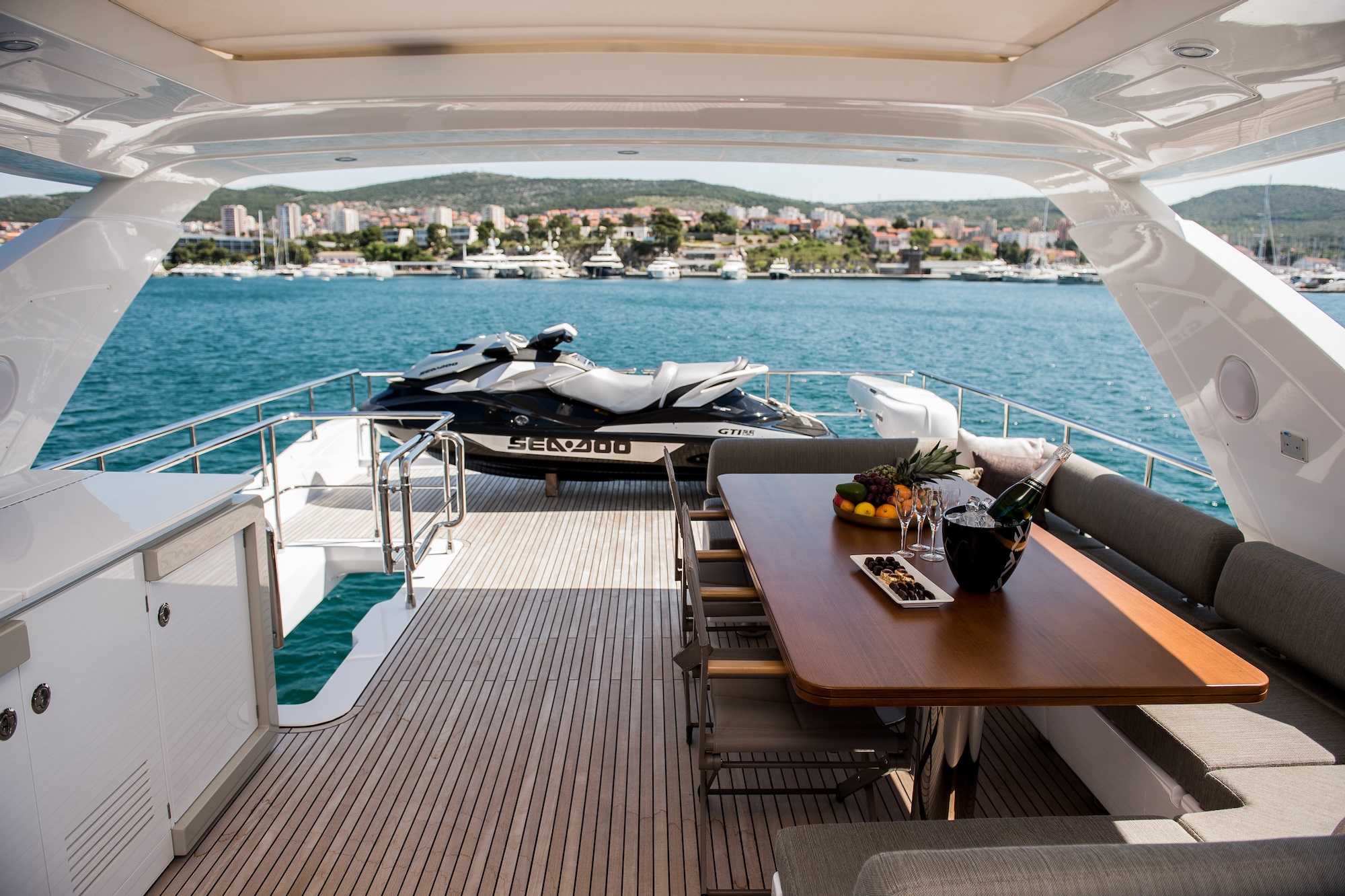 202 Flybridge view aft.jpg