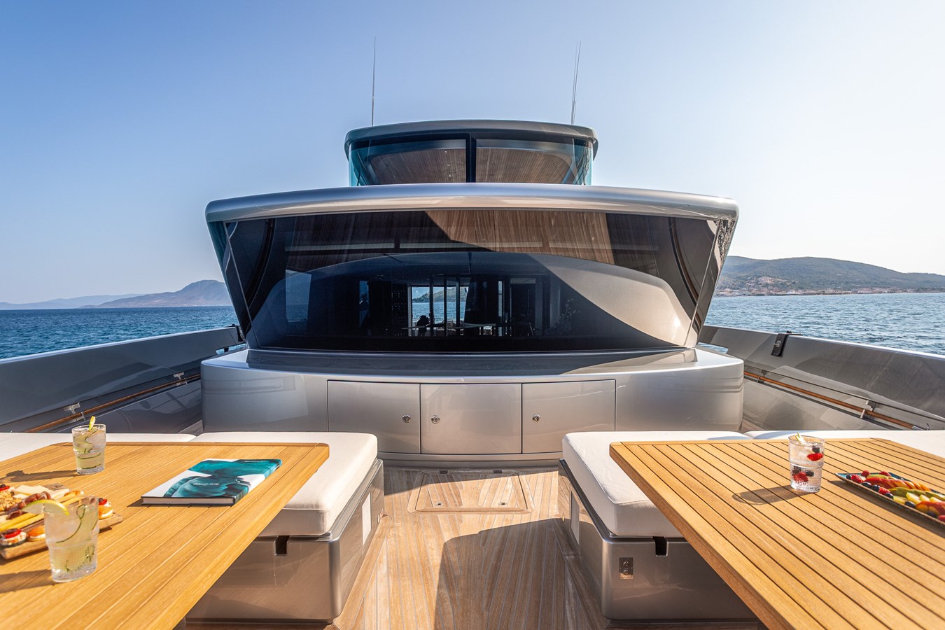 202 Foredeck seating and dining.jpg