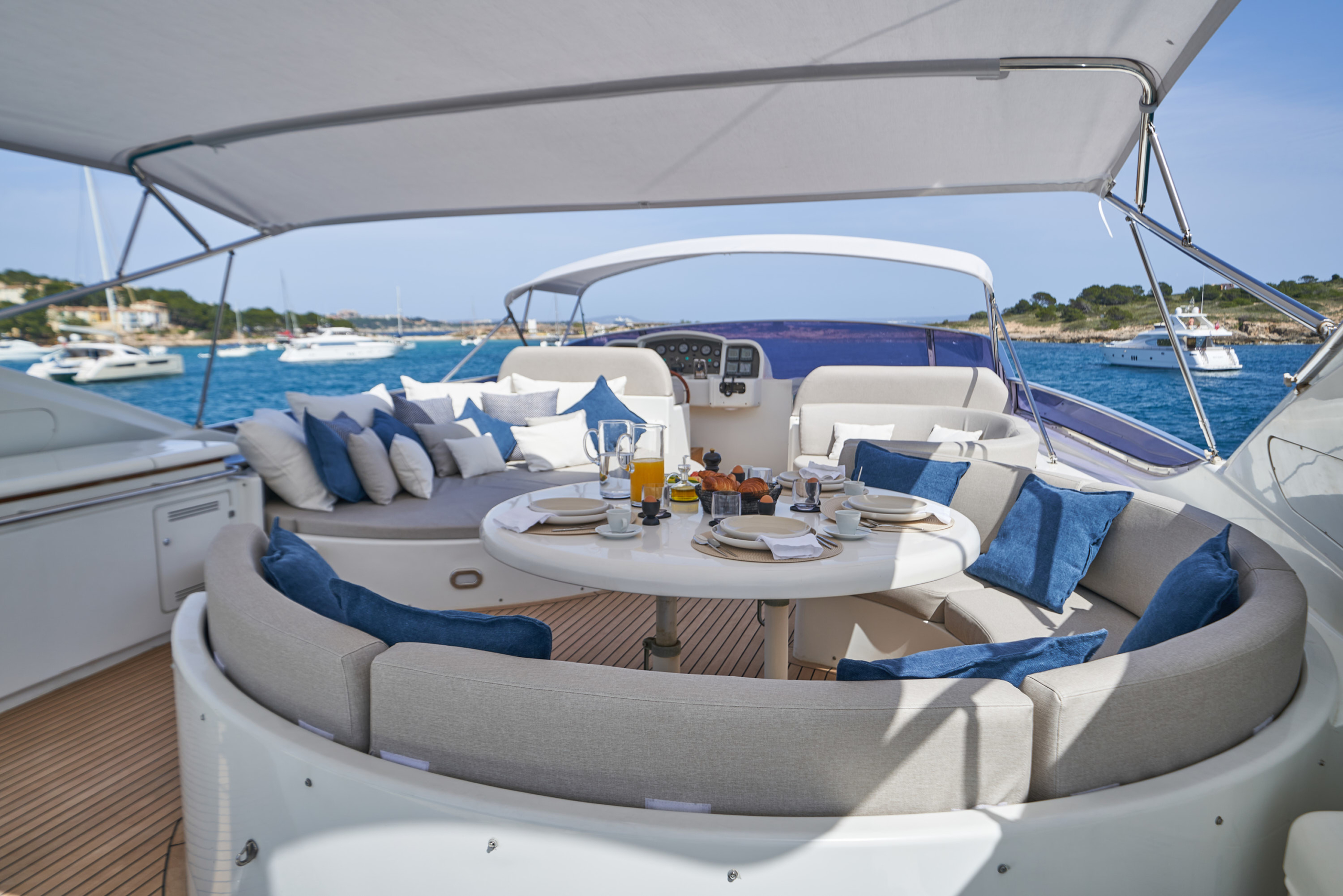 202 Sun deck circular dining setting.jpg