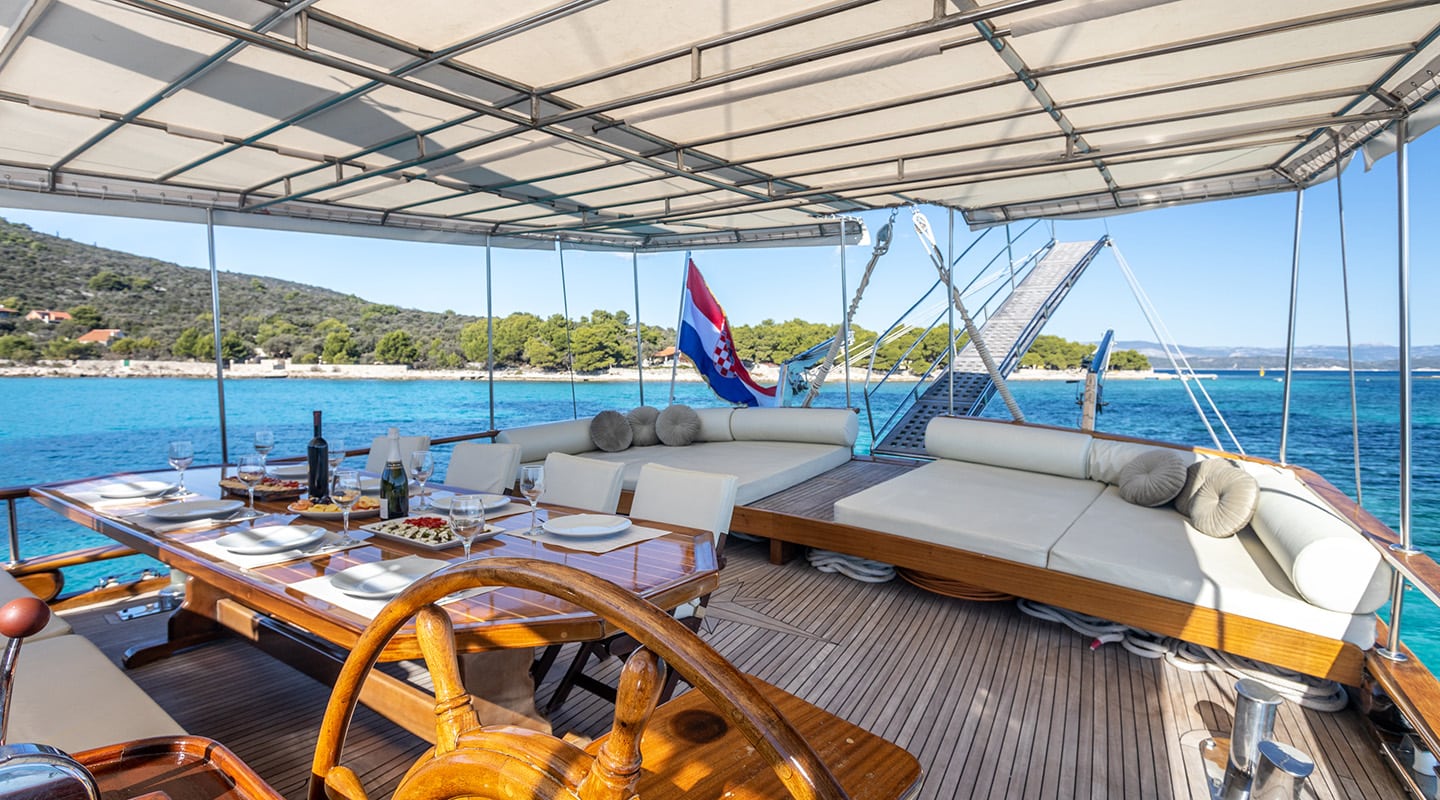 203 ANDI STAR Aft deck.jpg