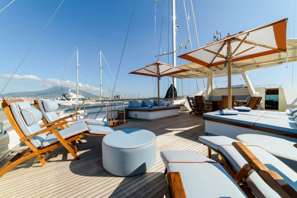 203 Beautiful deck furnishings.jpg