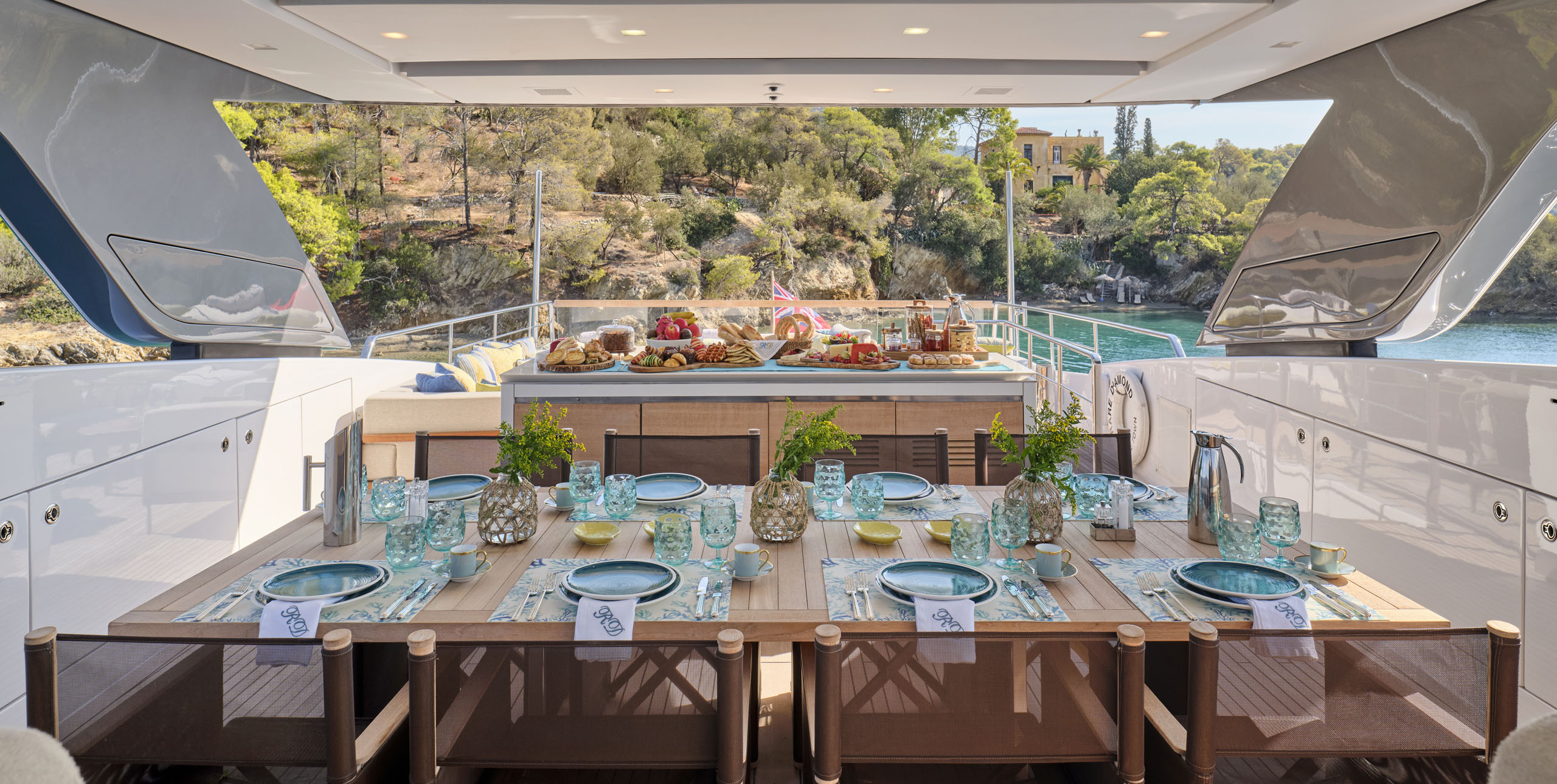 203 Flybridge al fresco dining.jpg