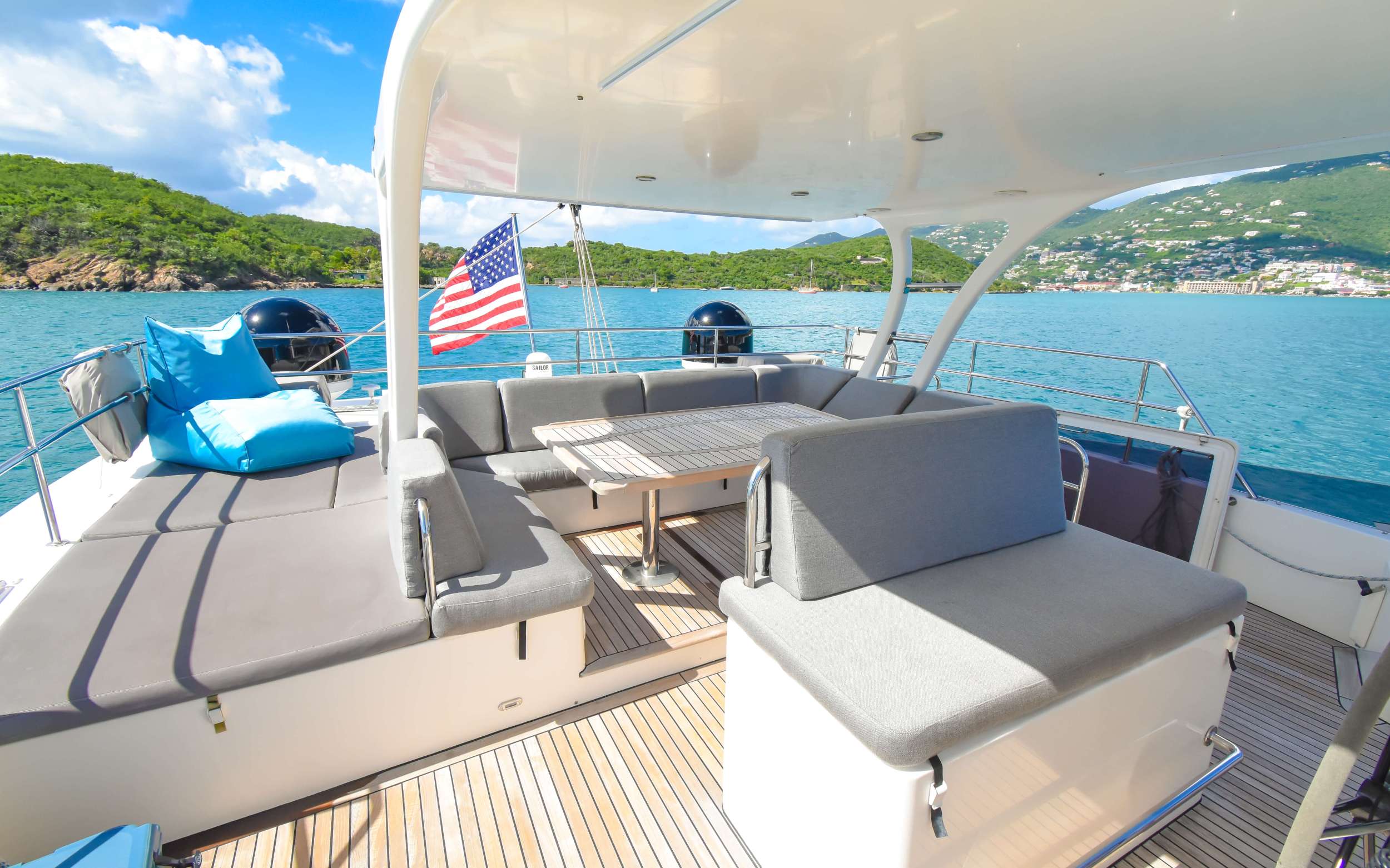 203 Flybridge dining.jpg