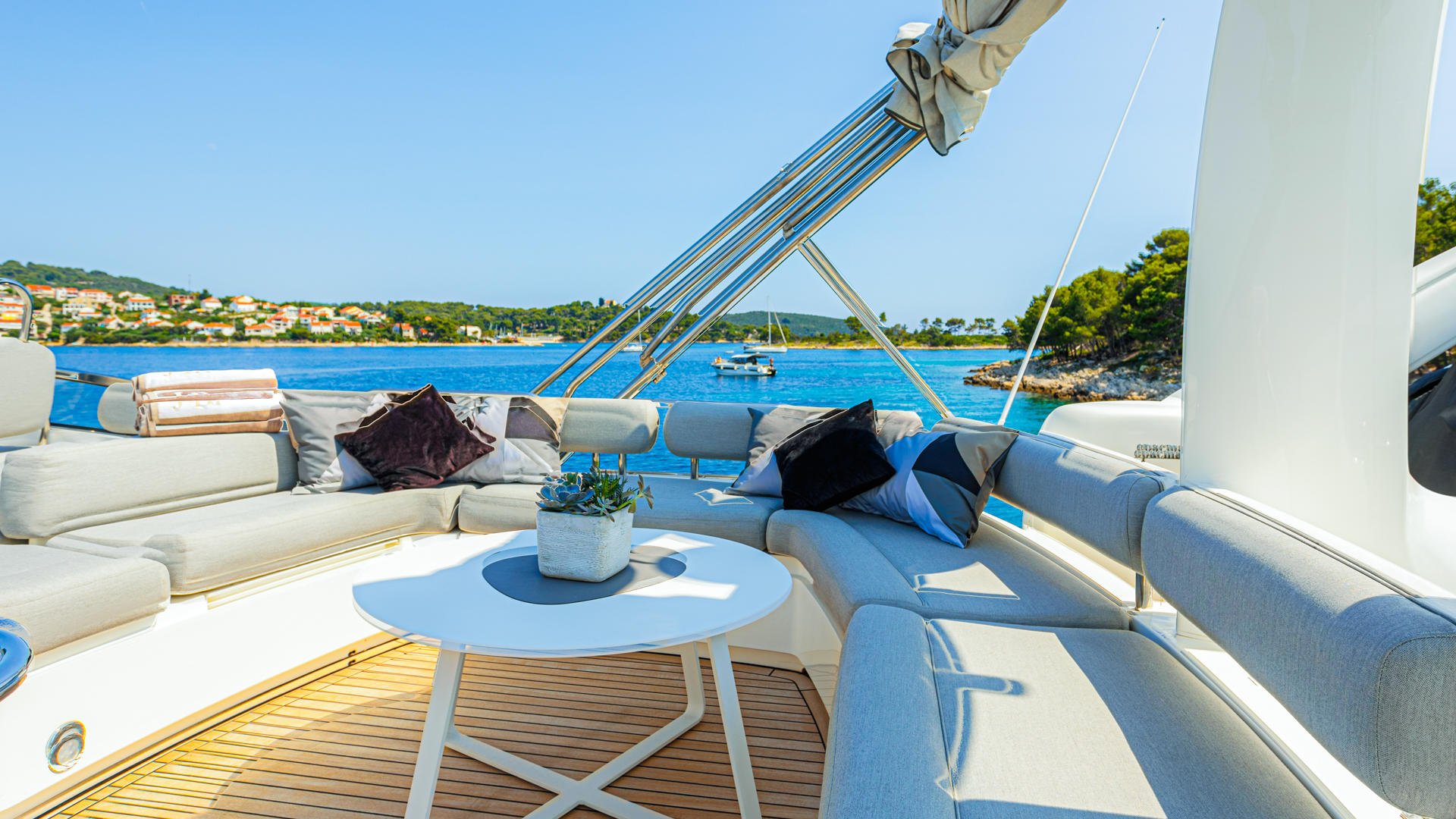 203 Flybridge seating.jpg